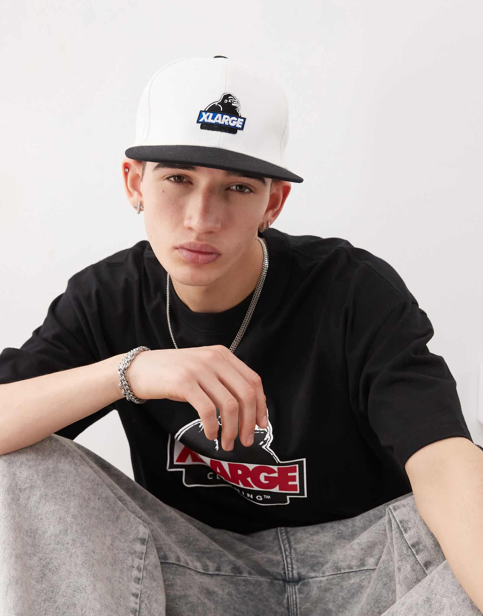 ОБЪЕМНАЯ кепка-снэпбэк с наклонным логотипом OG и контрастным козырьком белого и черного цветов 17390₽