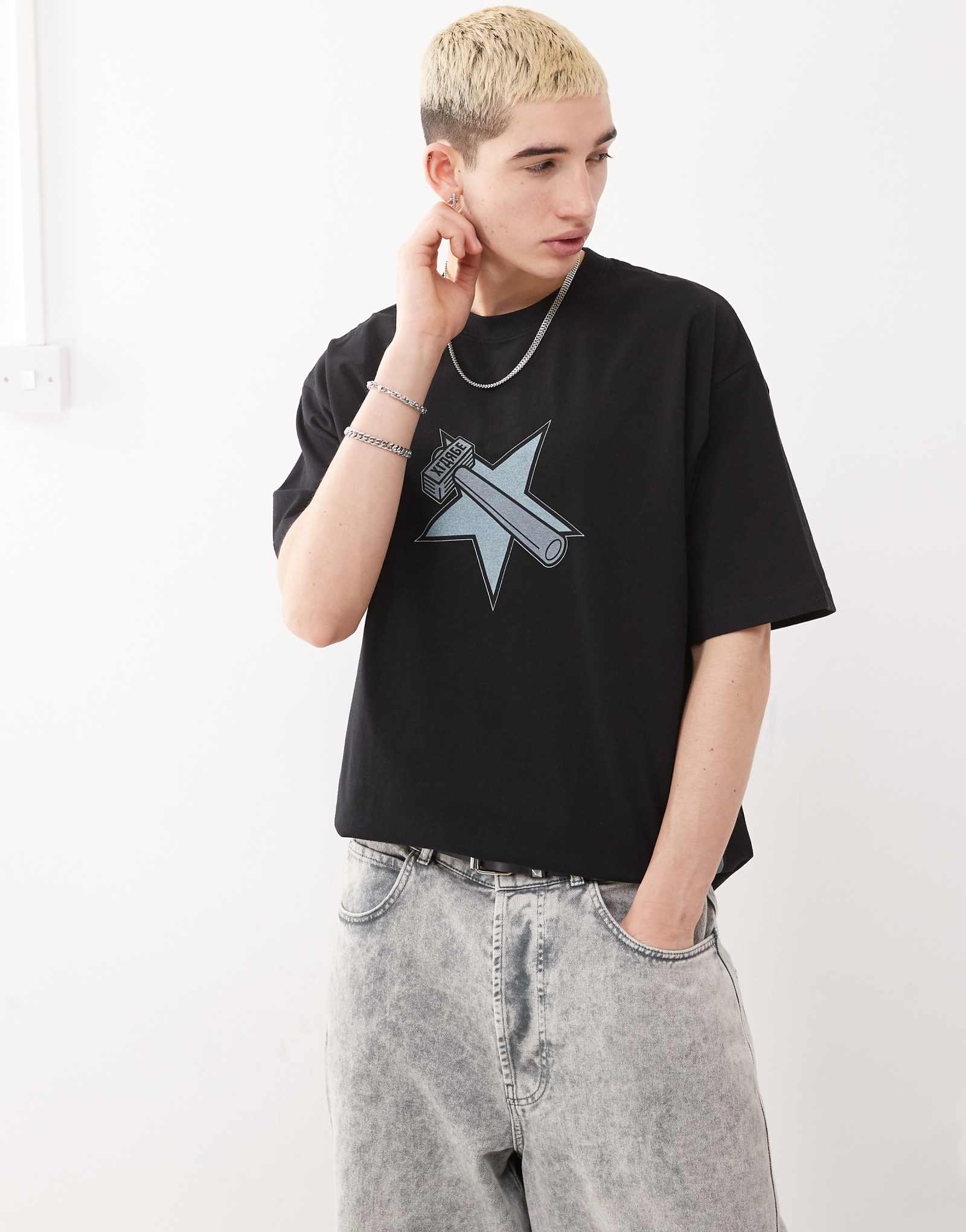 Футболка XLARGE с принтом международного логотипа на спине черного цвета 17390₽