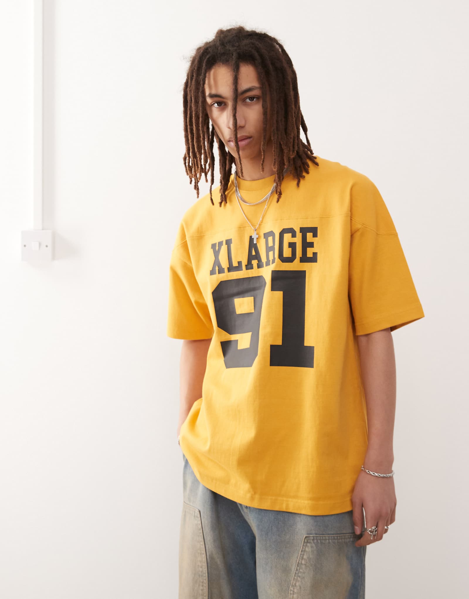 Футболка XLARGE с объемным логотипом и желтым принтом с цифрой 91 19790₽