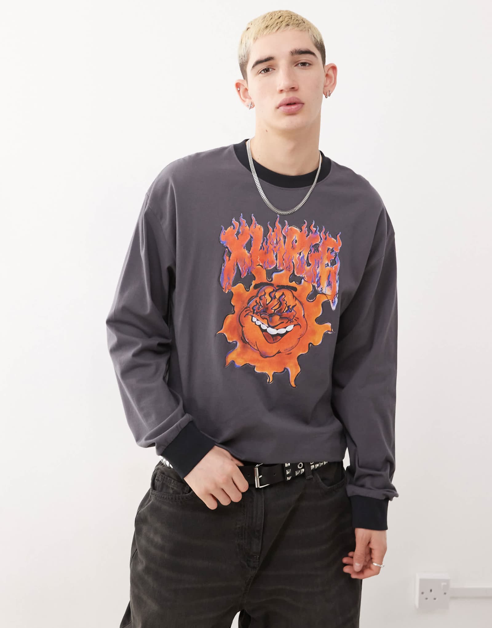 Футболка XLARGE с длинным рукавом и горящим рисунком углем 18790₽