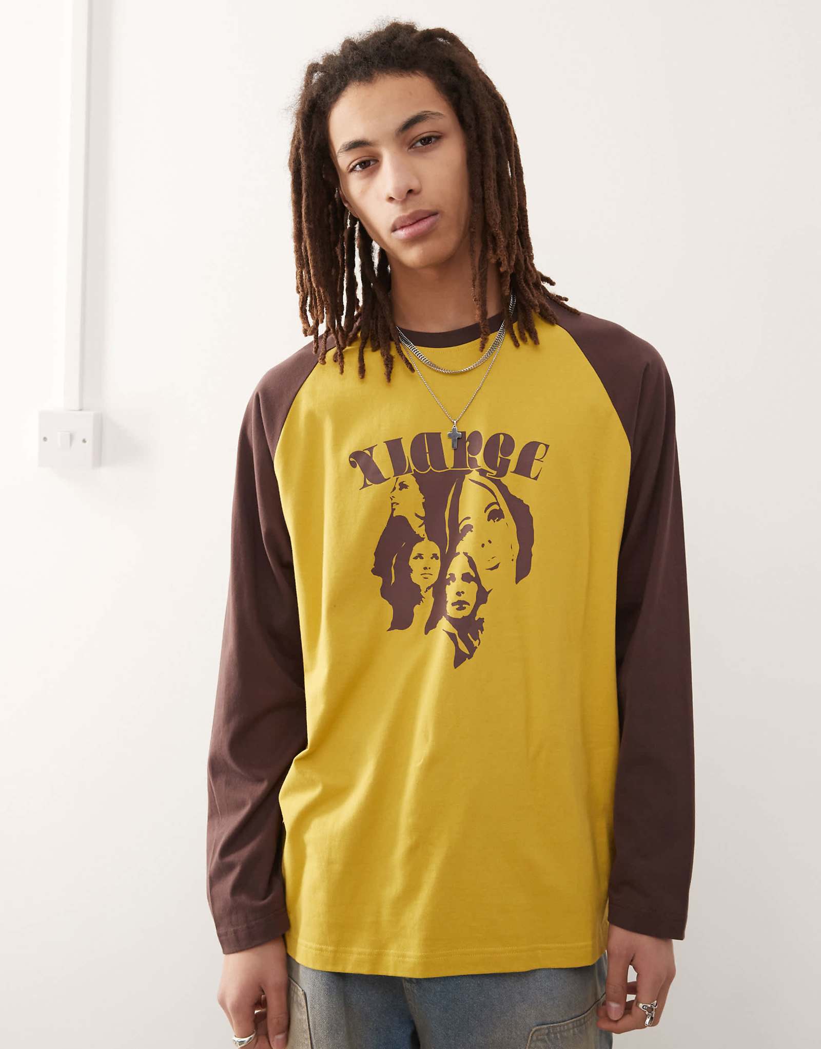 Контрастный топ-реглан большого размера с графическим рисунком в желтых и коричневых тонах 16190₽