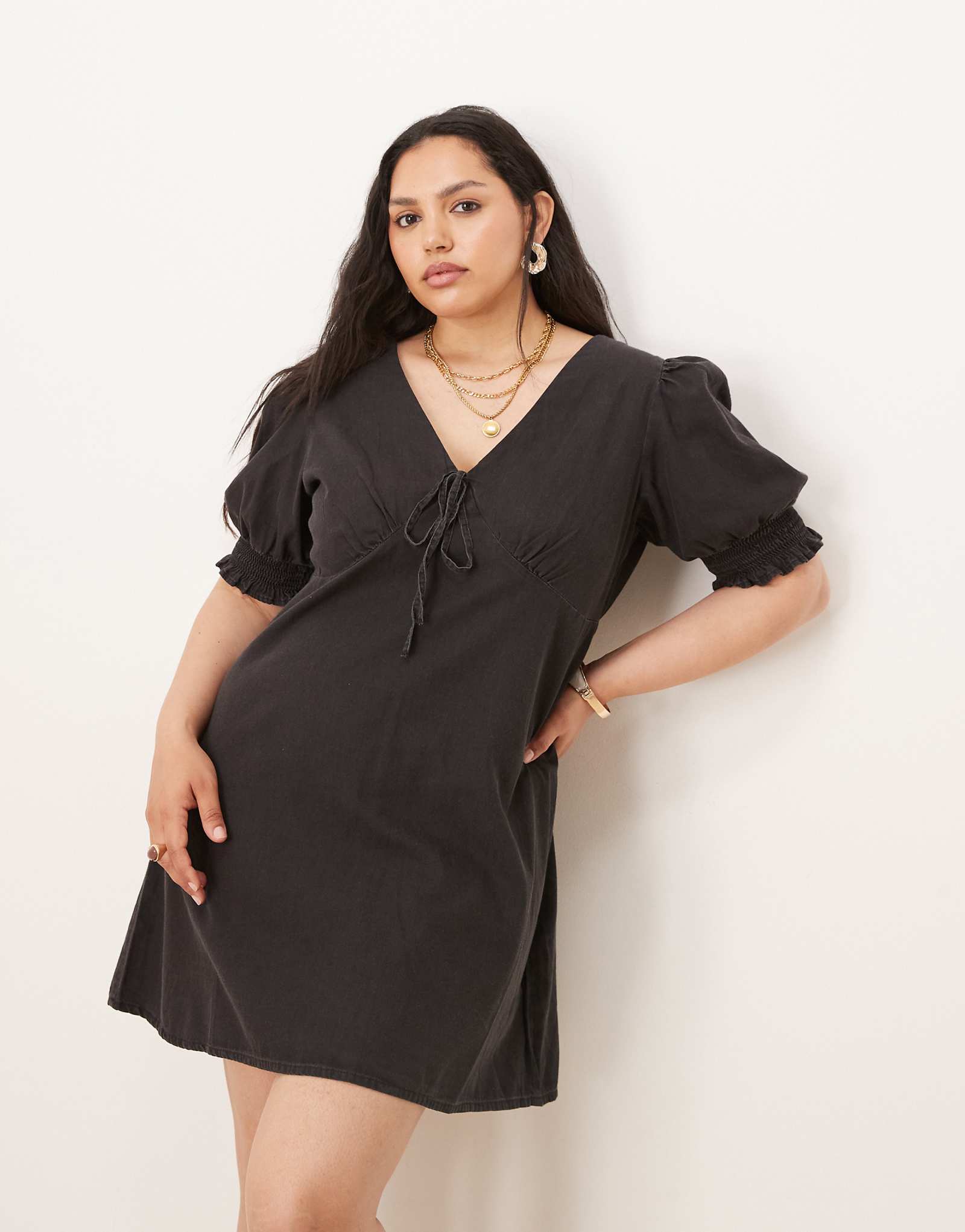 Мини-платье ASOS DESIGN Curve из мягкого денима с пышными рукавами и оборками черного цвета выполненное в стираном виде 9790₽