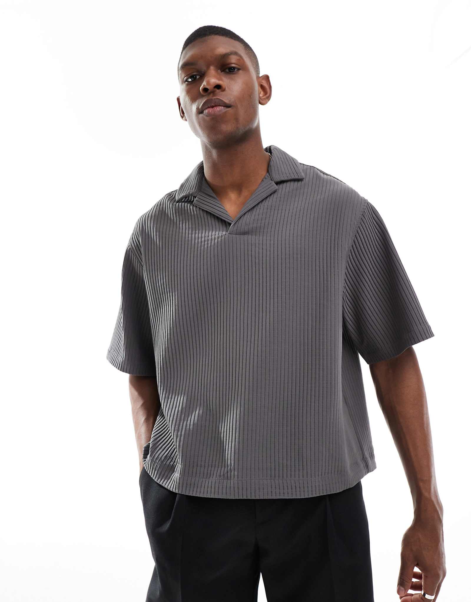 ДИЗАЙНЕРСКАЯ рубашка ASOS DESIGN oversize с накладными карманами из плиссе цвета древесного угля 7090₽