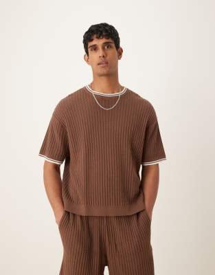 ДИЗАЙНЕРСКАЯ трикотажная футболка оверсайз от ASOS коричневого цвета с кремовой окантовкой