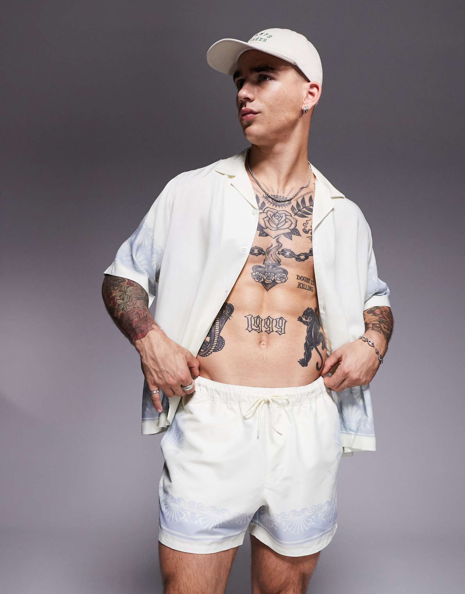 Дизайнерские плавательные шорты ASOS короткой длины с принтом по краям белого цвета - часть комплекта 3090₽