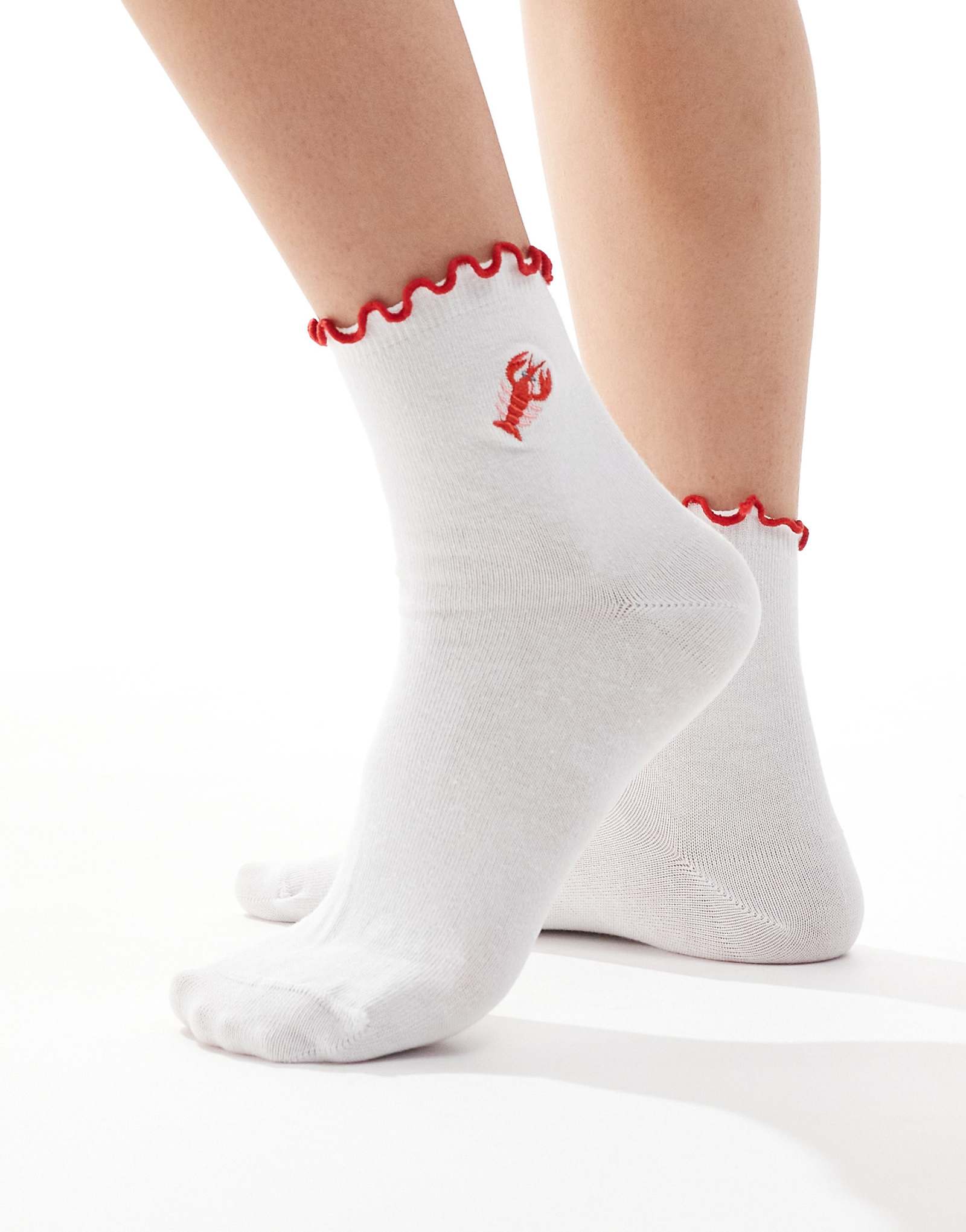 Дизайнерские гольфы ASOS с вышивкой лобстера на щиколотках и оборками по краям 1890₽