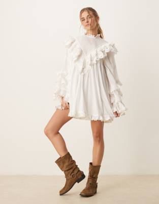 Дизайнерское мини-платье ASOS с высоким воротом и угловатыми оборками белого цвета
