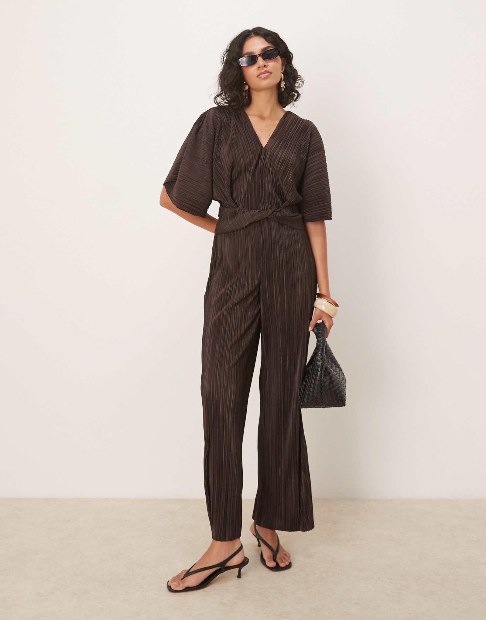 Комбинезон ASOS DESIGN plisse с глубоким вырезом и коротким рукавом и запахом на талии шоколадного цвета 13290₽