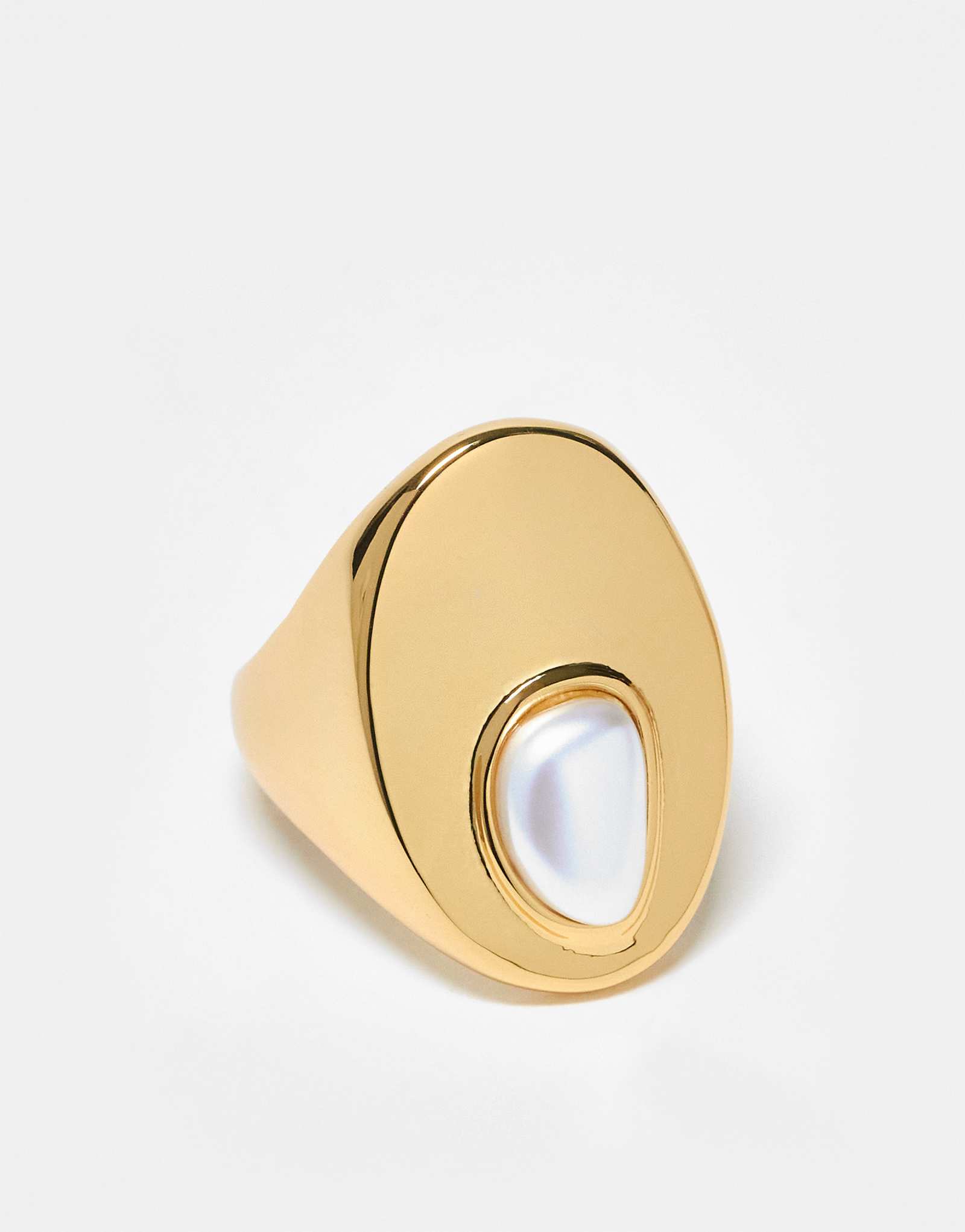 Кольцо-печатка ASOS DESIGN premium из 14-каратного золота с матовым искусственным жемчугом 5090₽