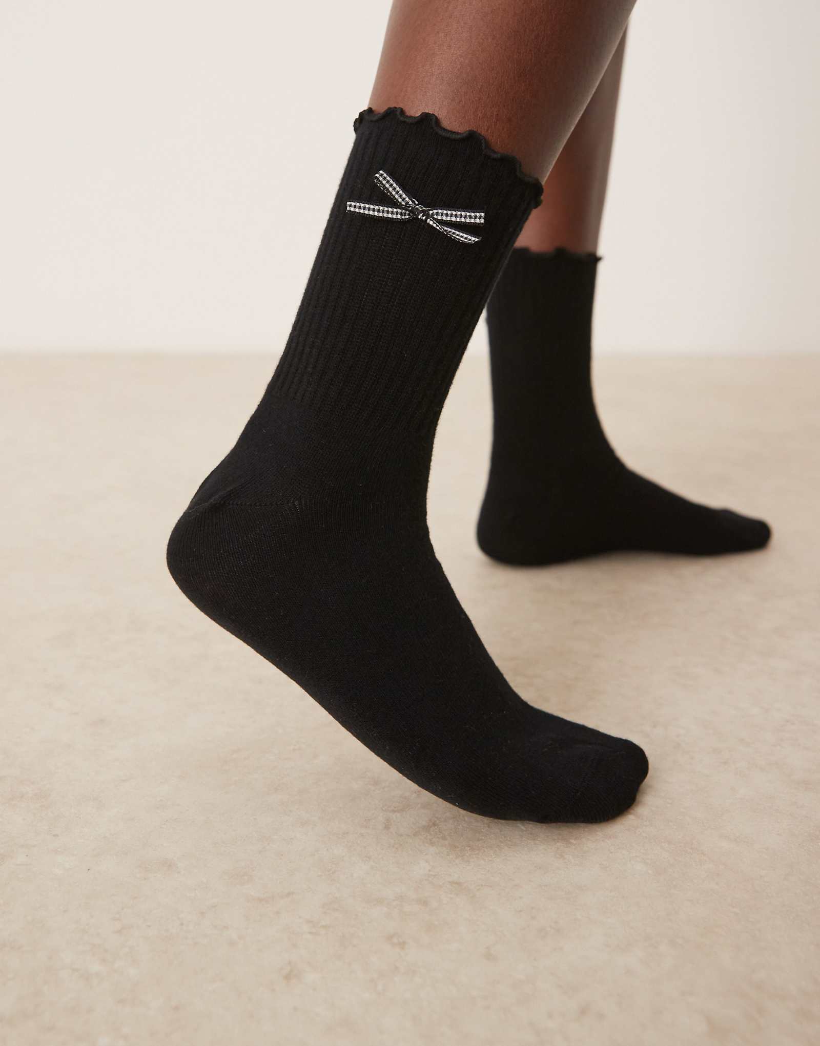 ДИЗАЙНЕРСКИЕ гольфы ASOS с оборками и бантом на щиколотках черного цвета 1590₽