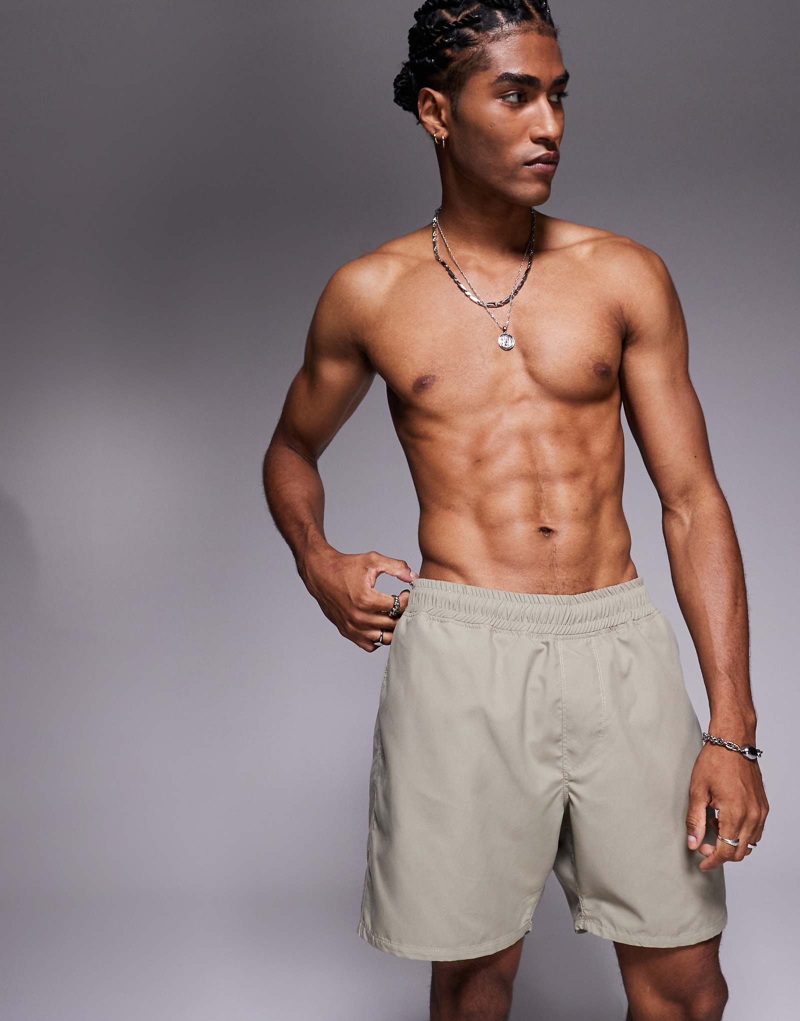 ДИЗАЙНЕРСКИЕ плавательные шорты ASOS средней длины цвета хаки 2990₽