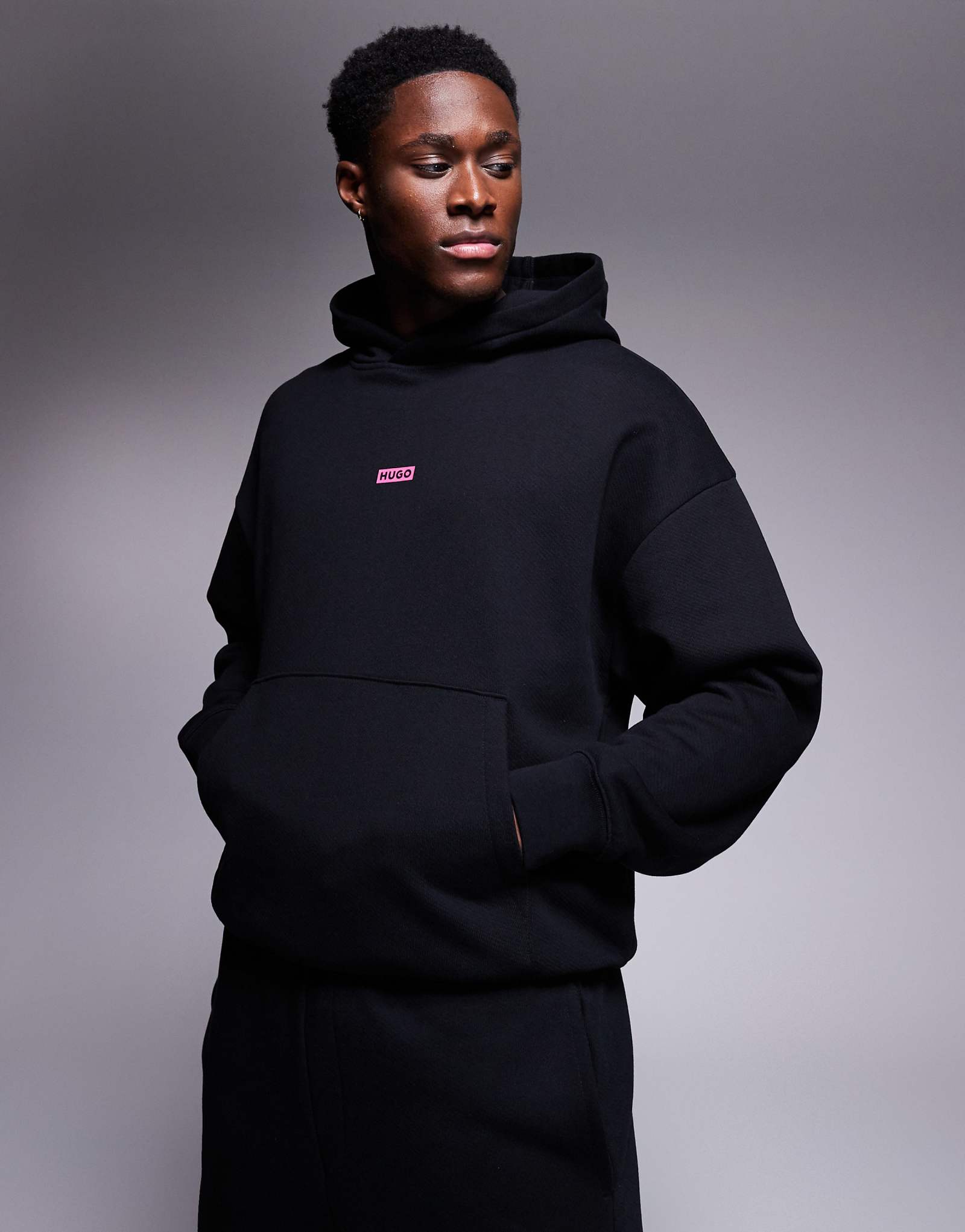 Толстовка свободного кроя HUGO Blue черного цвета с розовым логотипом - часть комплекта 24390₽
