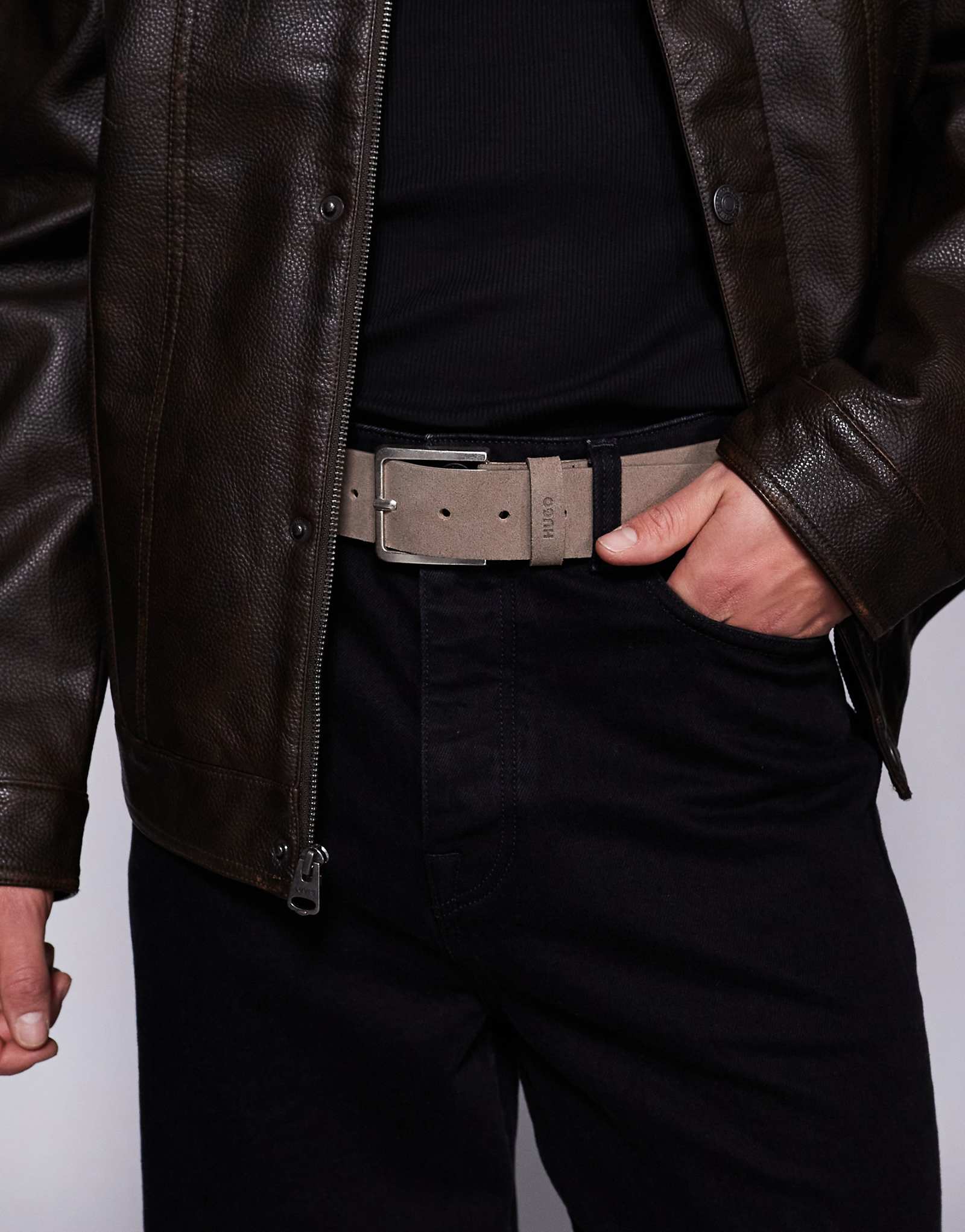 Бежевый замшевый ремень с пряжкой и логотипом Gionio от HUGO Red 14290₽