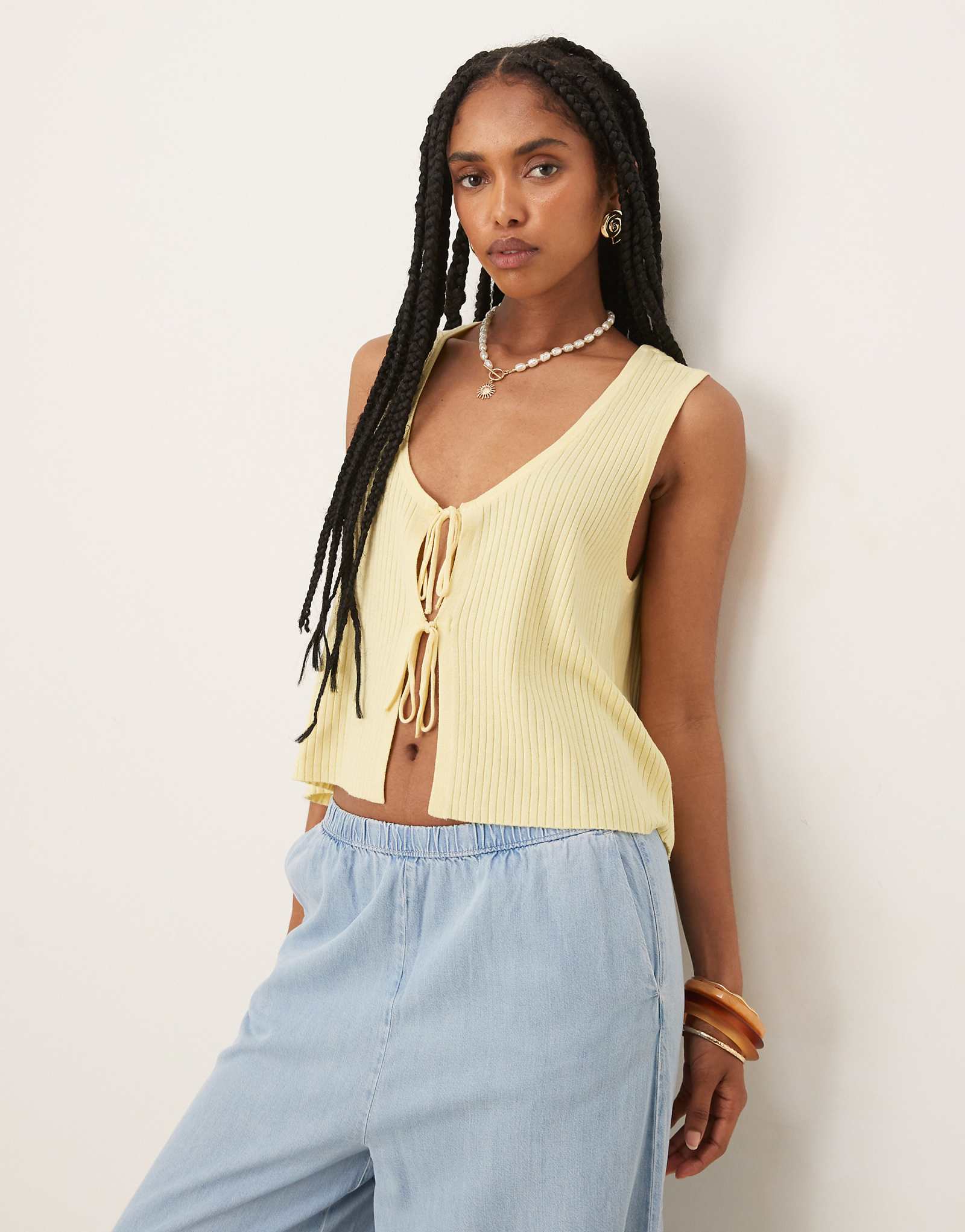 Трикотажная майка-безрукавка JDY с завязкой спереди молочно-желтого цвета 7790₽