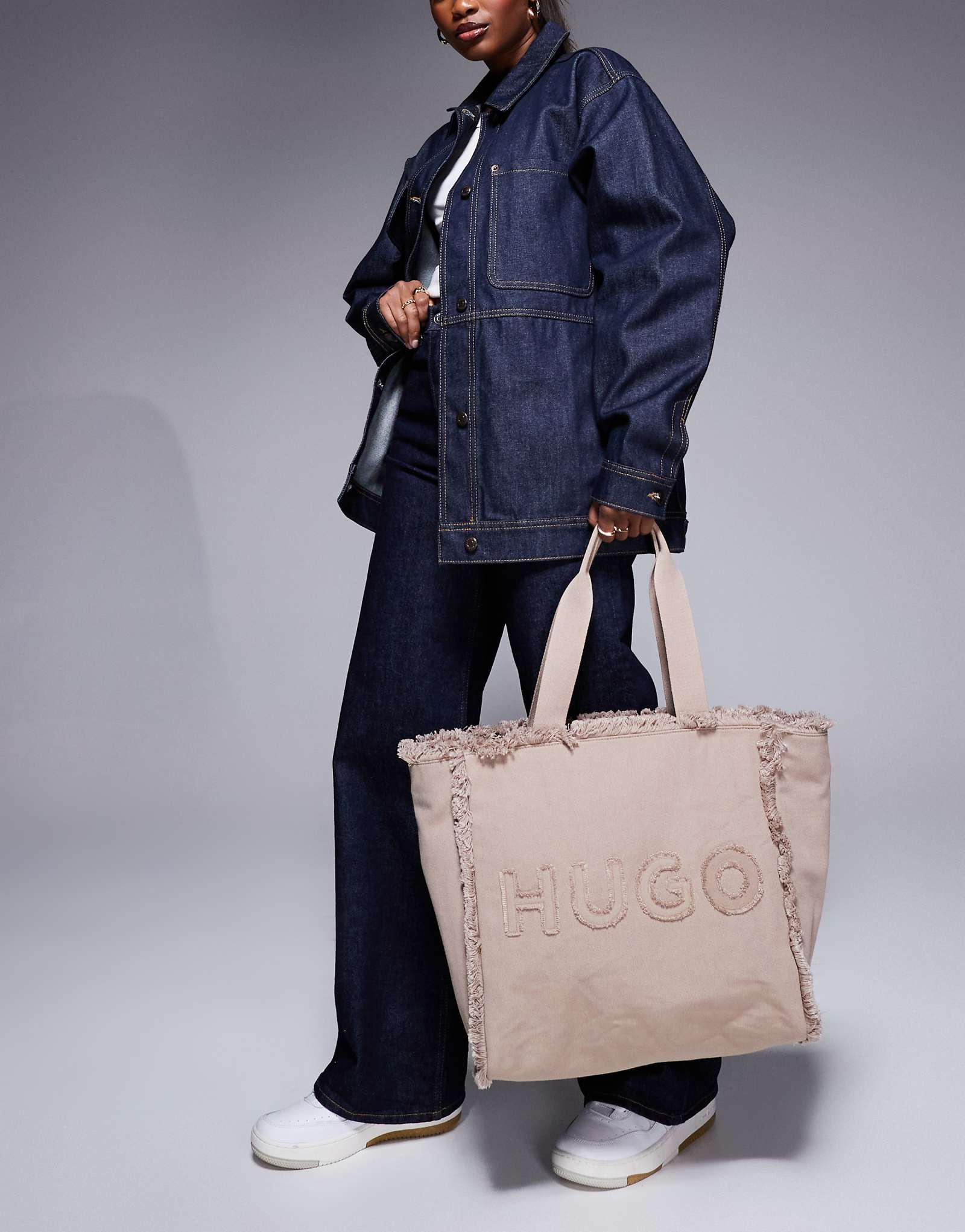 Красная сумка-тоут HUGO бежевого цвета с потертой окантовкой 13290₽