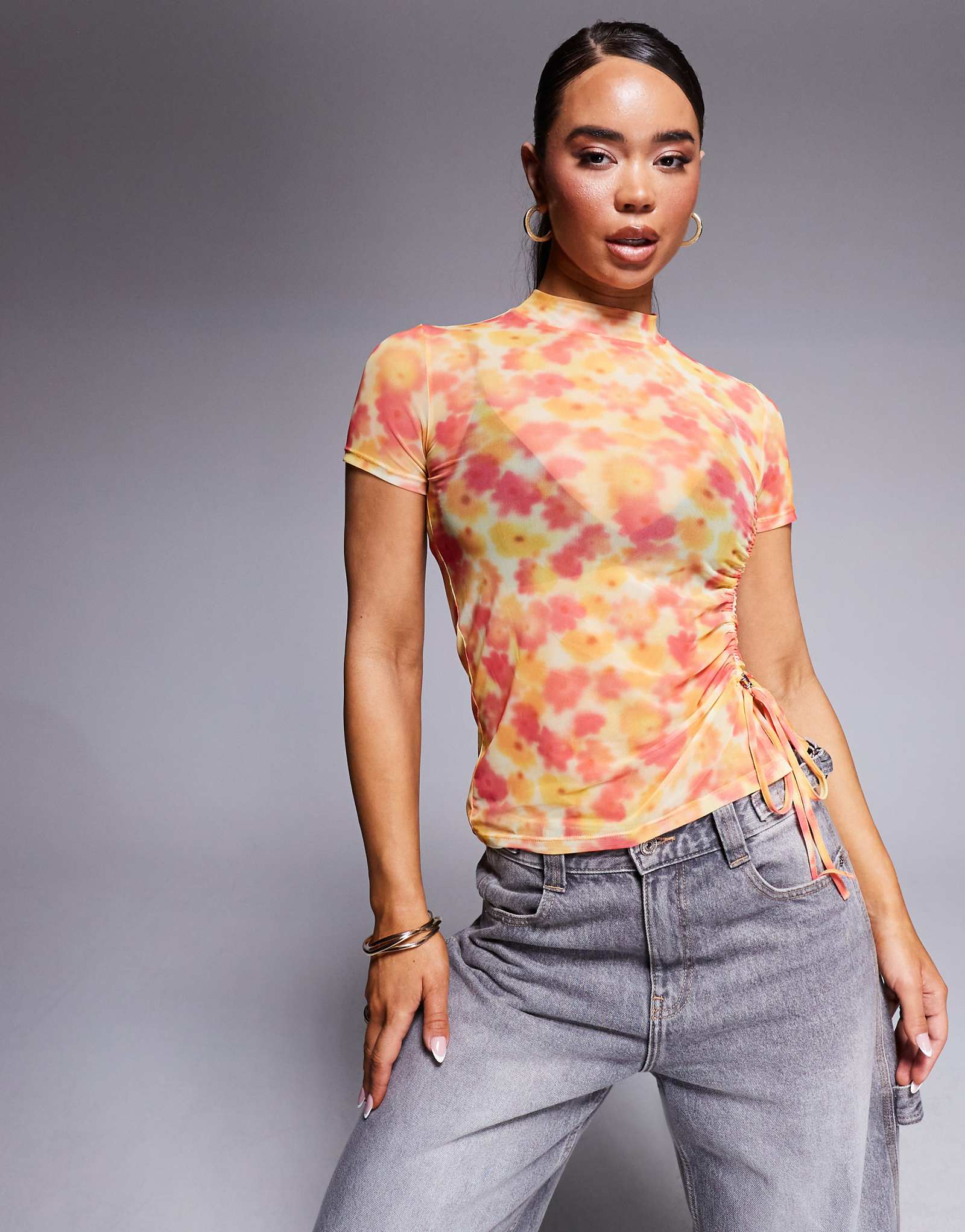 Красная сетчатая футболка HUGO с высоким воротом и цветочным принтом в желтых и розовых тонах с рюшами по бокам 10290₽