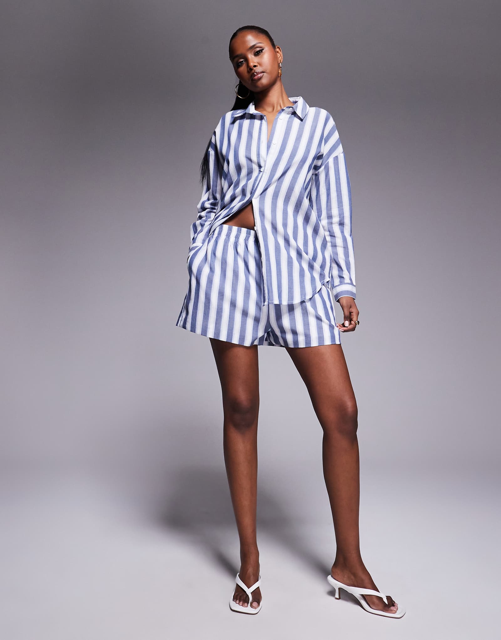 Эксклюзивные хлопчатобумажные свободные шорты Kaiia в бело-голубую полоску для шезлонга - часть комплекта 4390₽