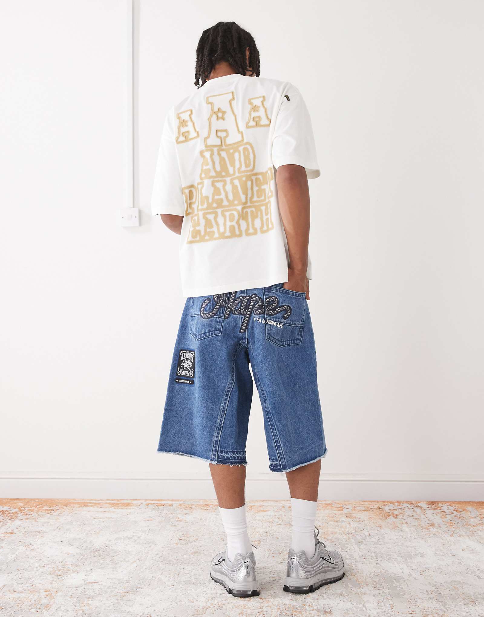 Джинсовые шорты Aape by A Bathing Ape с вышивкой логотипа светло-голубого цвета 42690₽