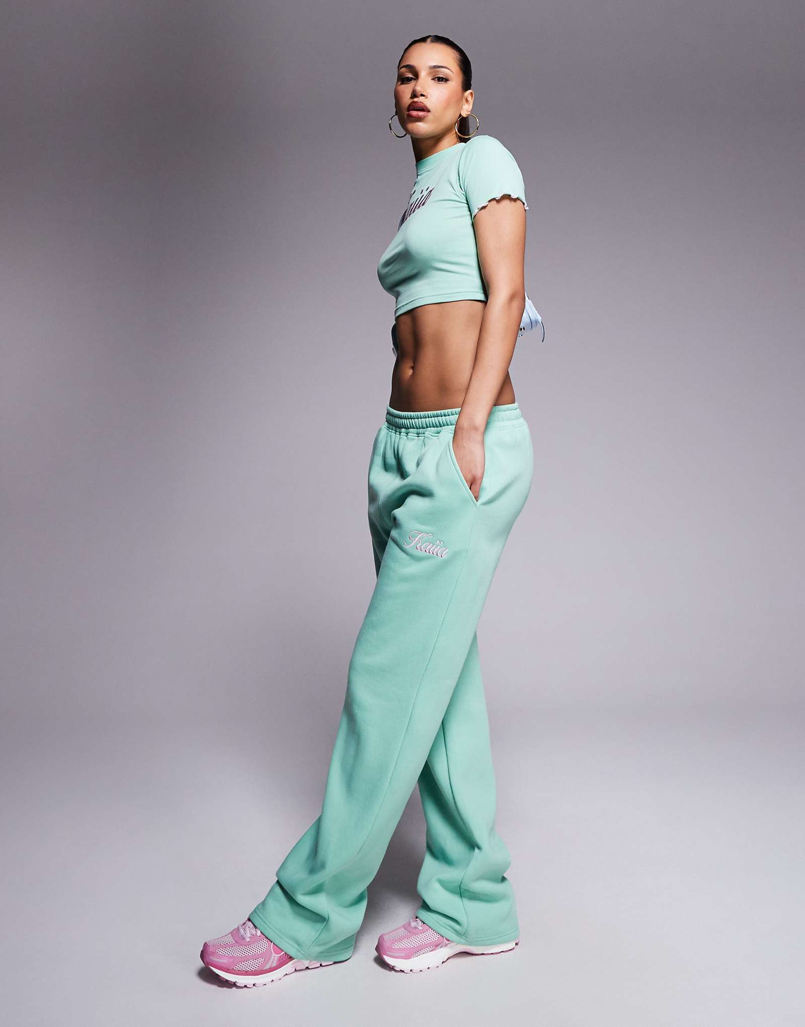 Спортивные брюки зеленого и розового цветов с вышитым логотипом Kaiia на заднем кармане в виде завитка - часть комплекта 6390₽