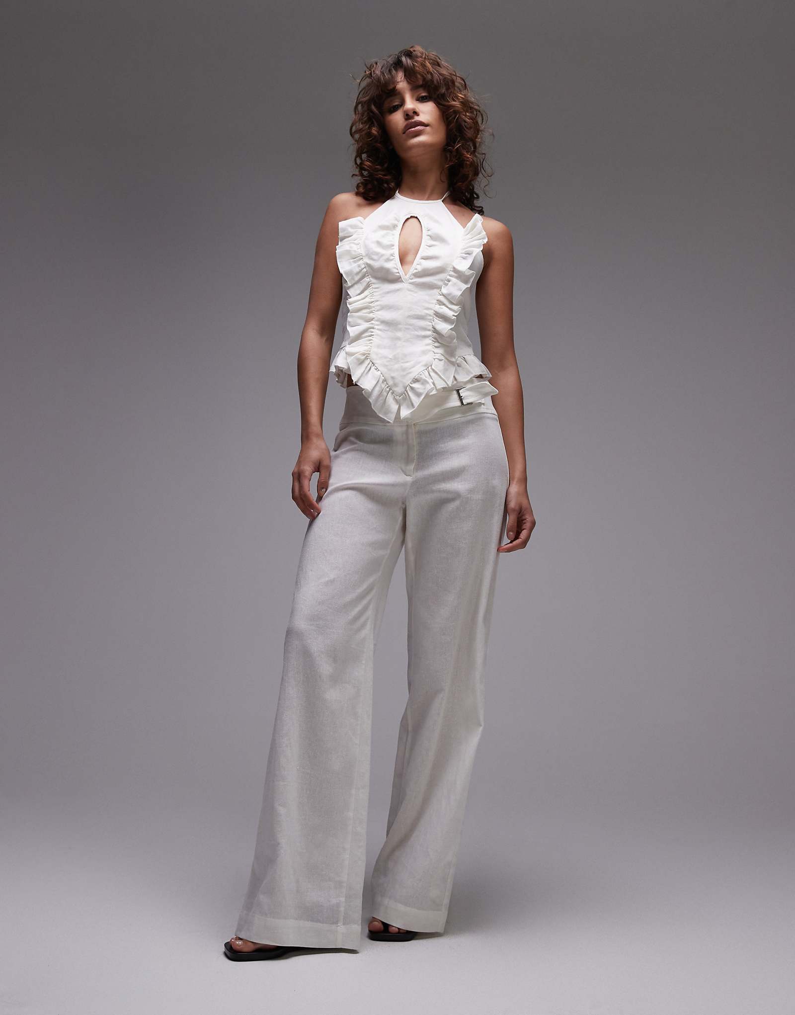 Брюки из льняной смеси LAAGAM kaine белого цвета с серебряной пряжкой - часть комплекта 27290₽