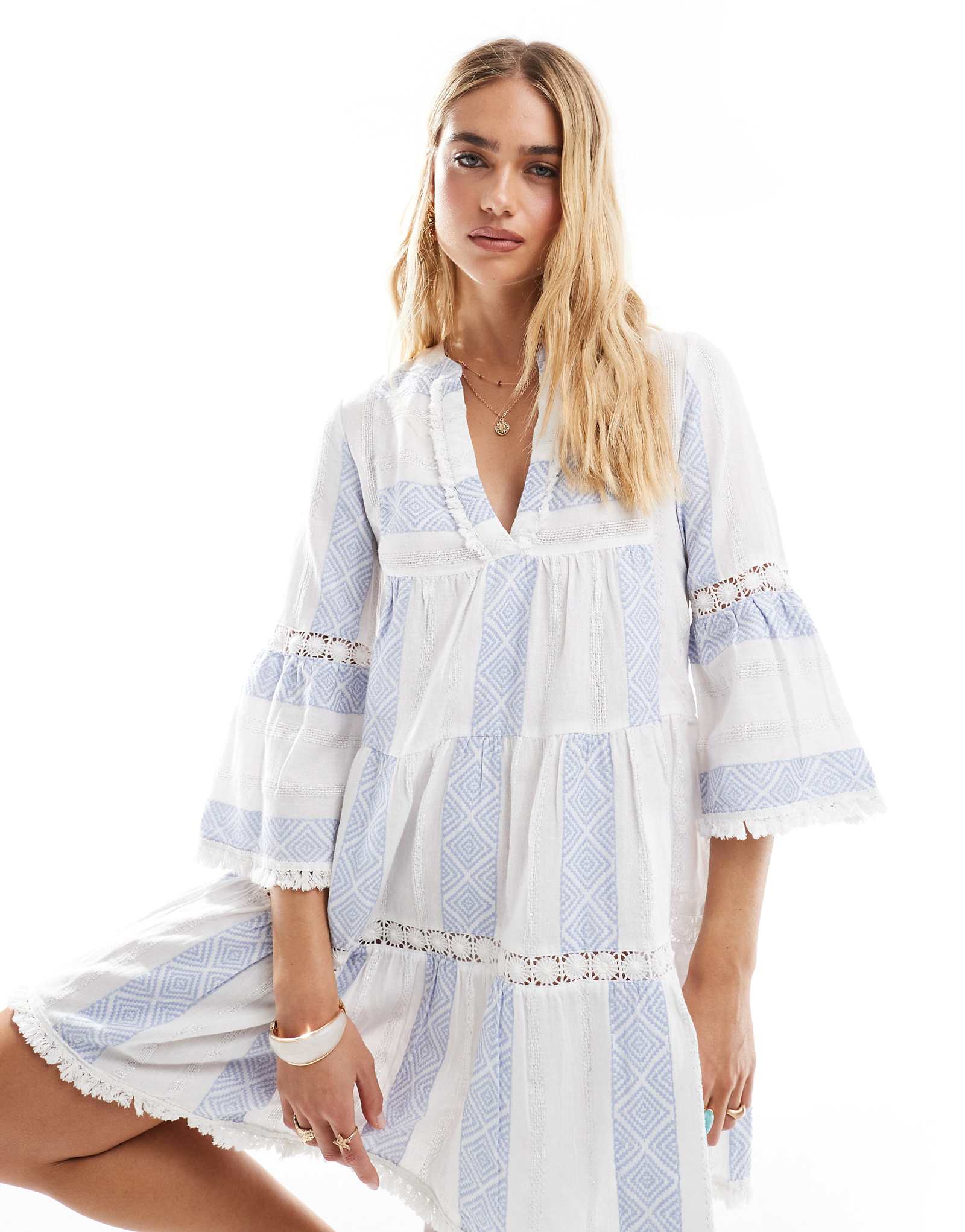 Дополните аксессуарами пляжное мини-платье в полоску белого и синего цветов 17790₽