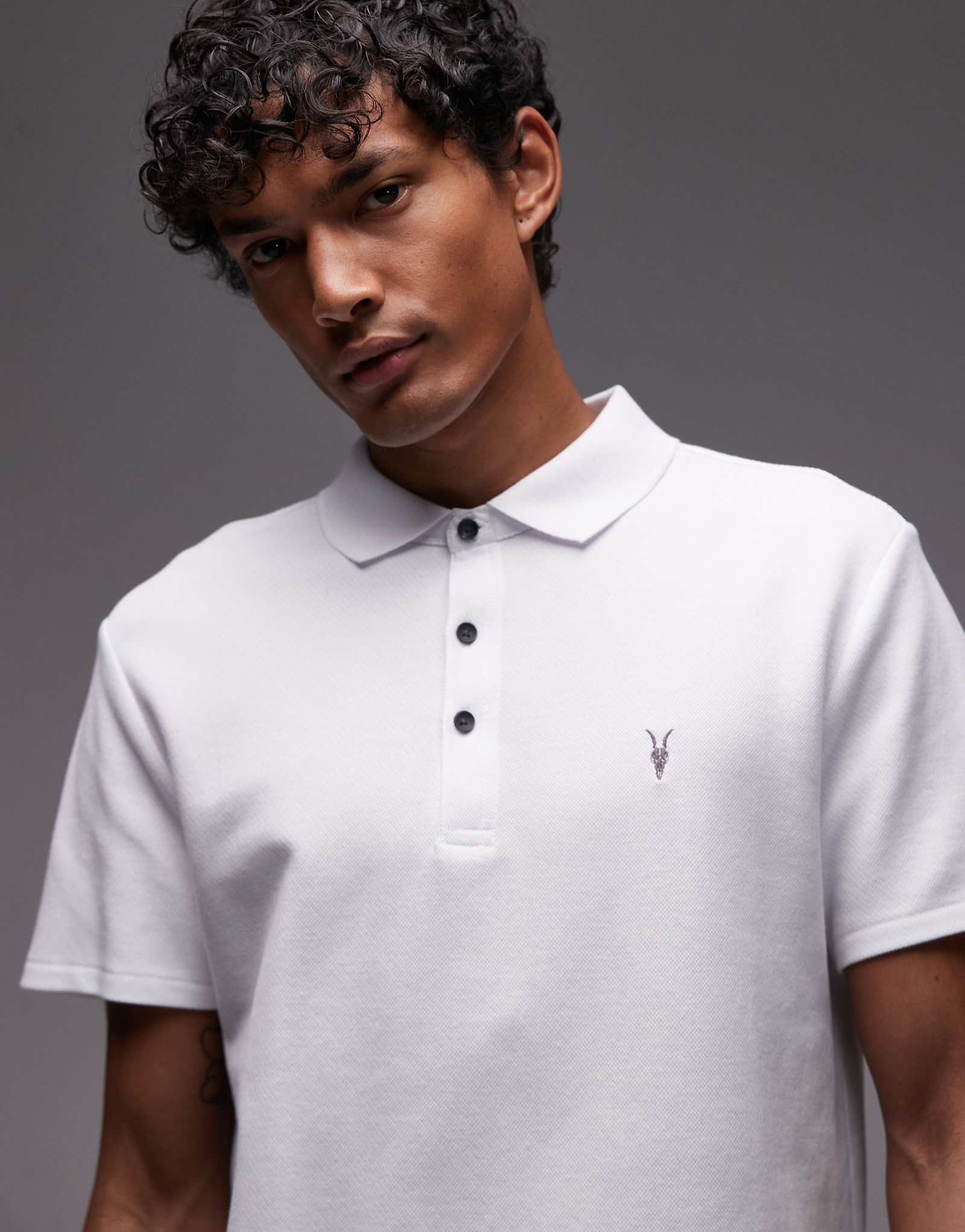 Полностью окрашивает тео поло в оптически-белый цвет 22790₽