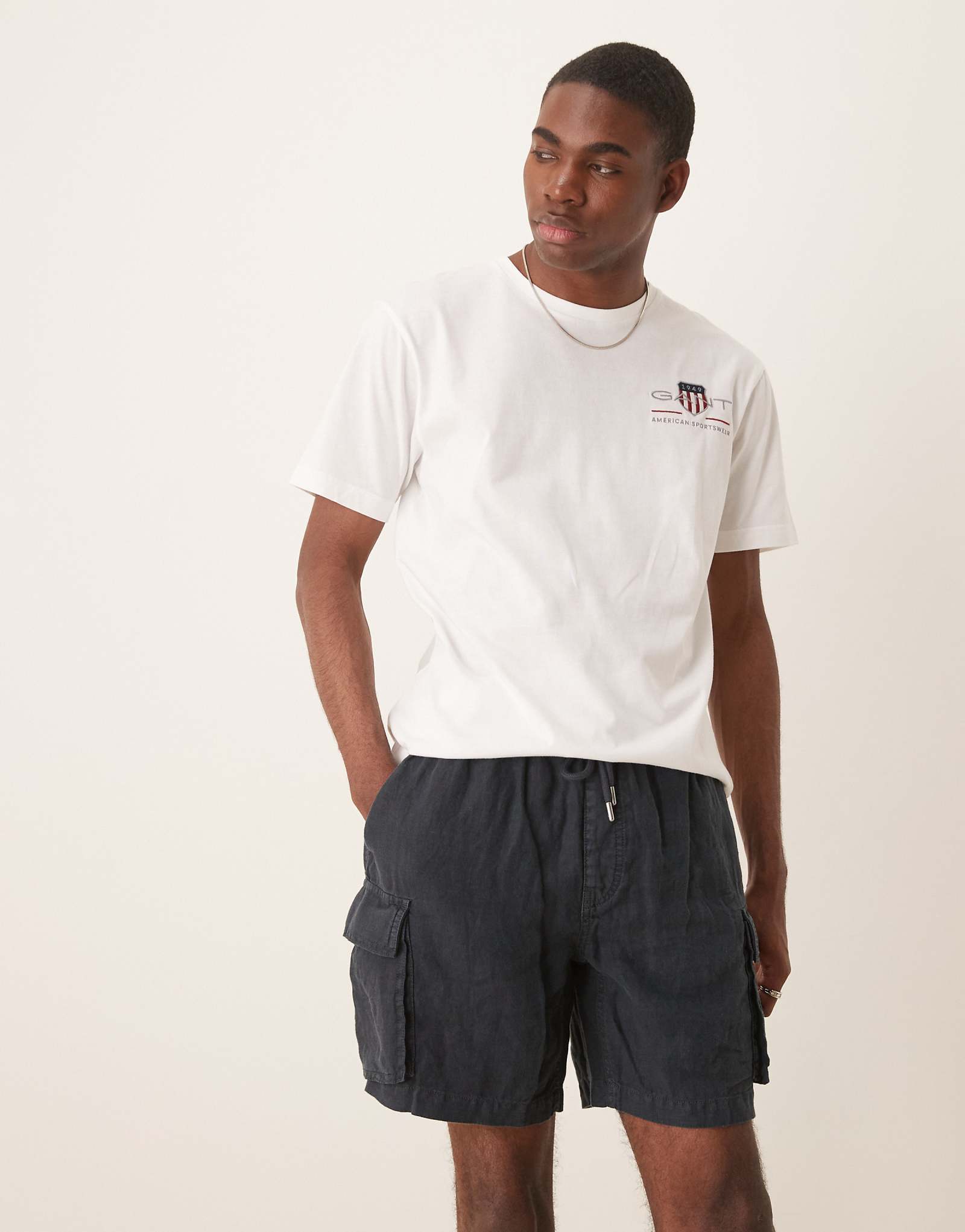 Льняные шорты-карго GANT темно-синего цвета 40390₽