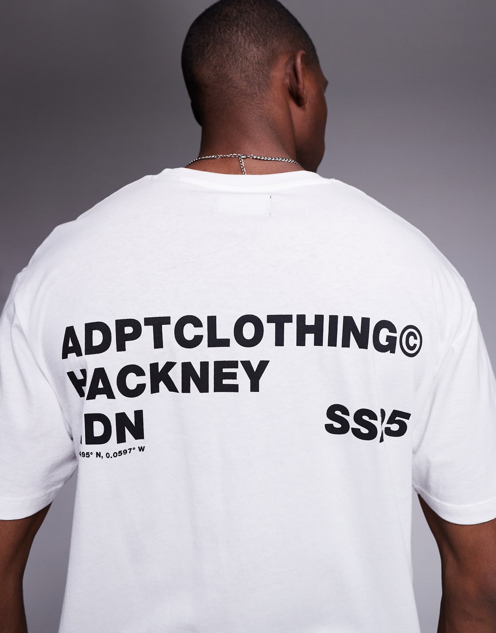 Футболка ADPT оверсайз с принтом hackney на спине белого цвета 2990₽