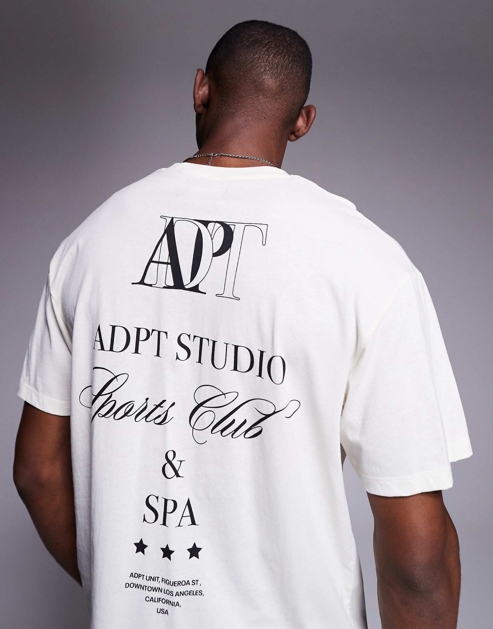 Футболка ADPT оверсайз с принтом на спине темно-белого цвета 2690₽