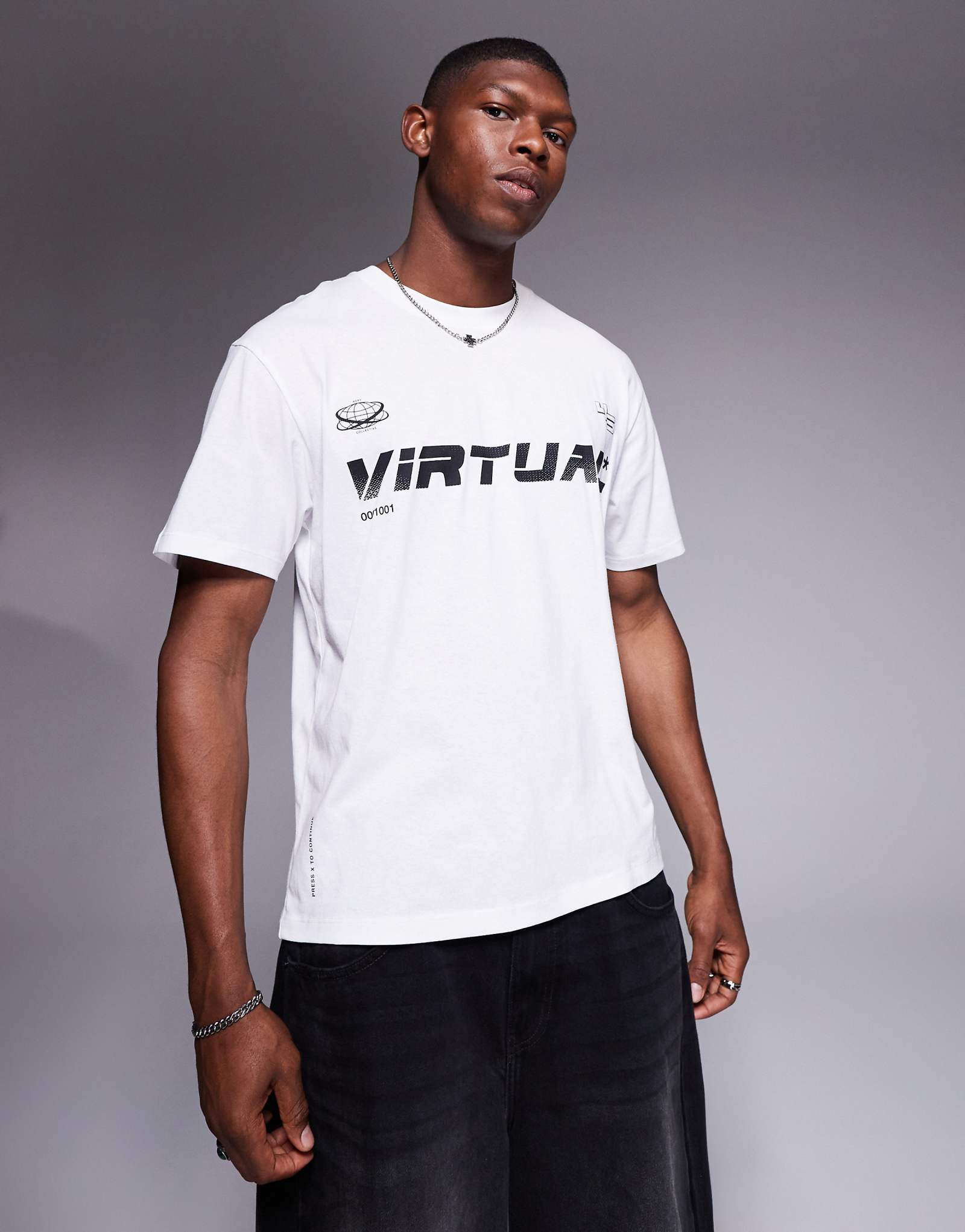 Футболка ADPT оверсайз белого цвета с принтом спереди 2990₽