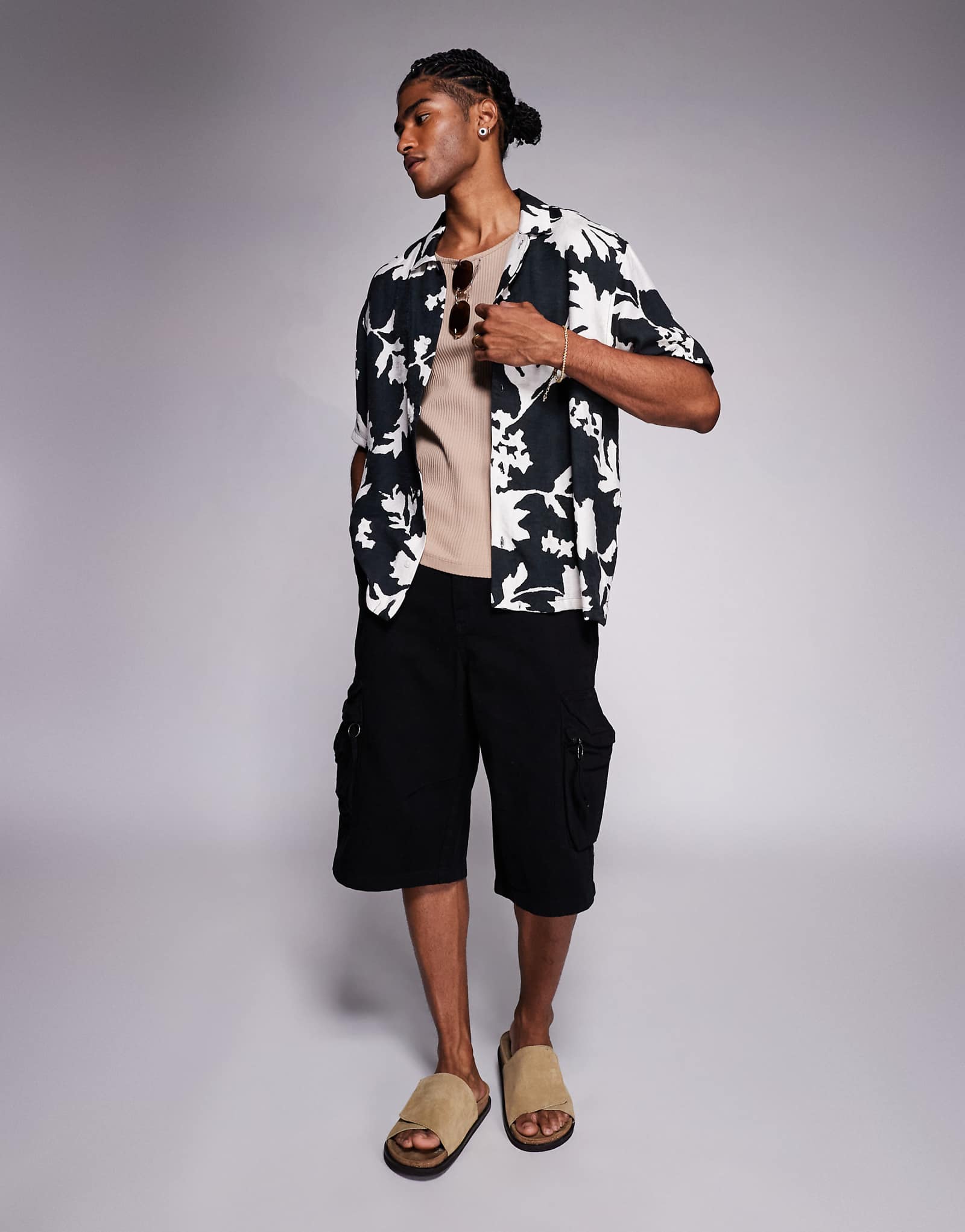 Мешковатые шорты-карго Bershka темно-серого цвета 4890₽