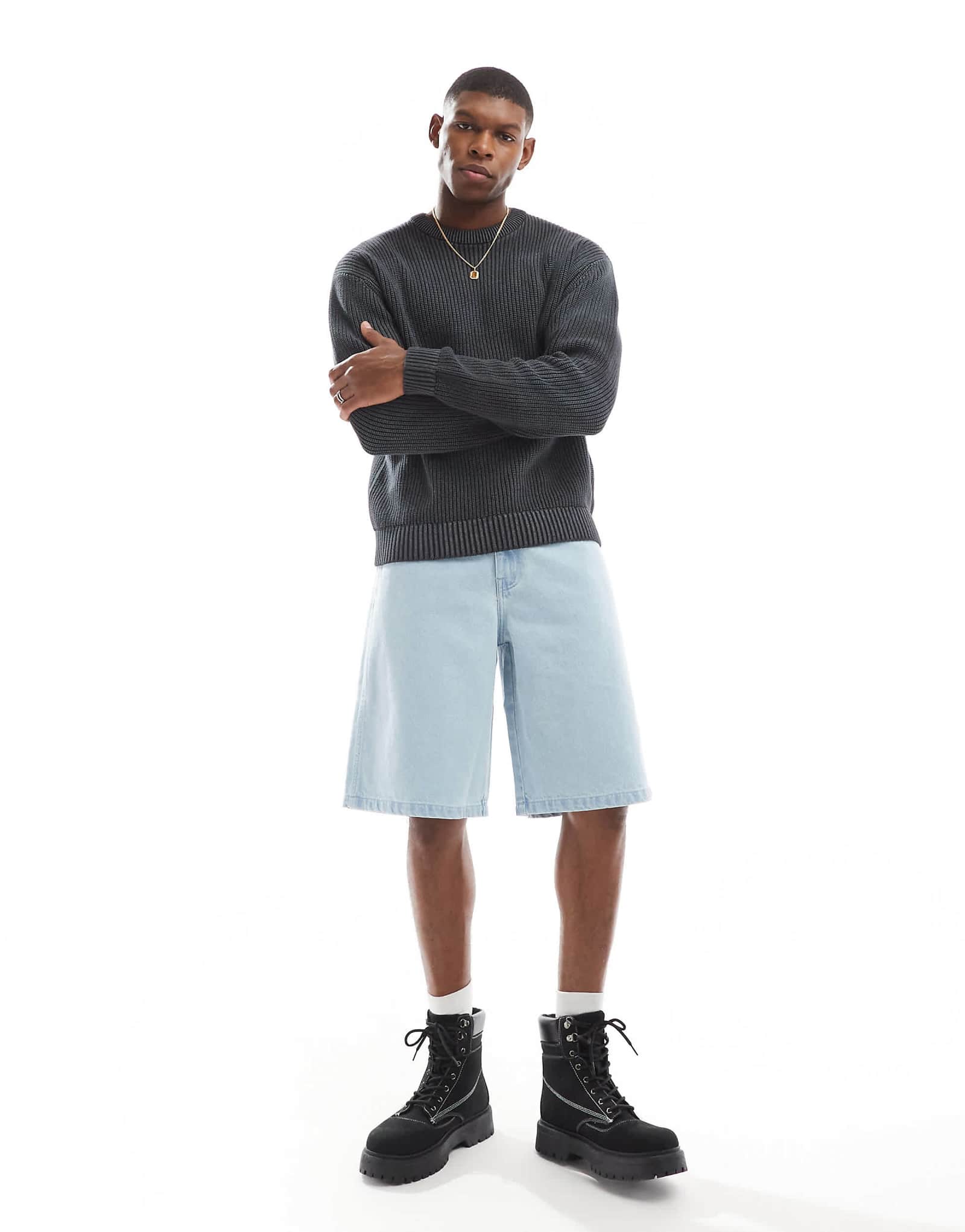 Еще одно влияние оказывают широкие спортивные штаны обесцвеченного синего цвета 7590₽