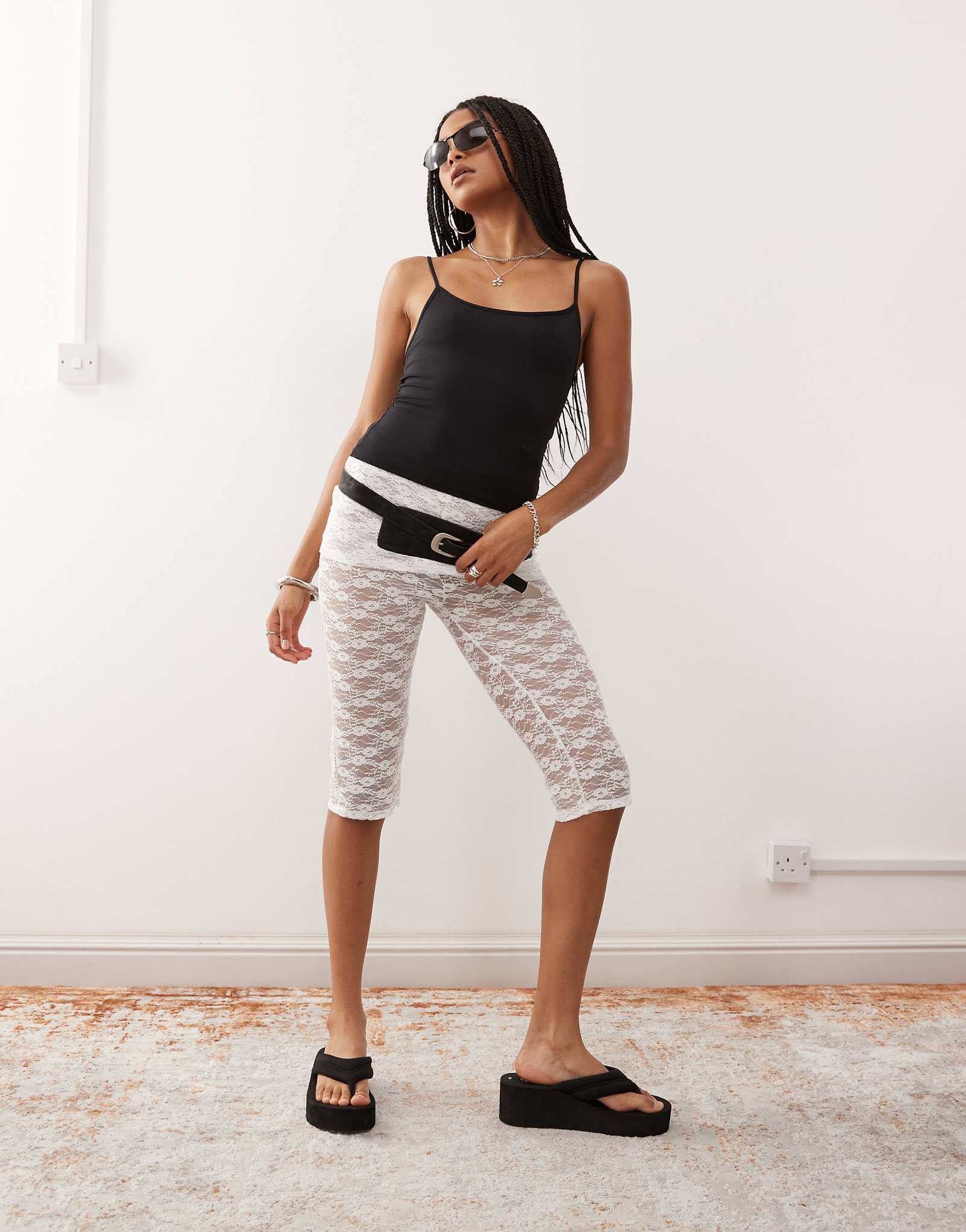 Кружевная юбка-сговор поверх белых капри 9190₽