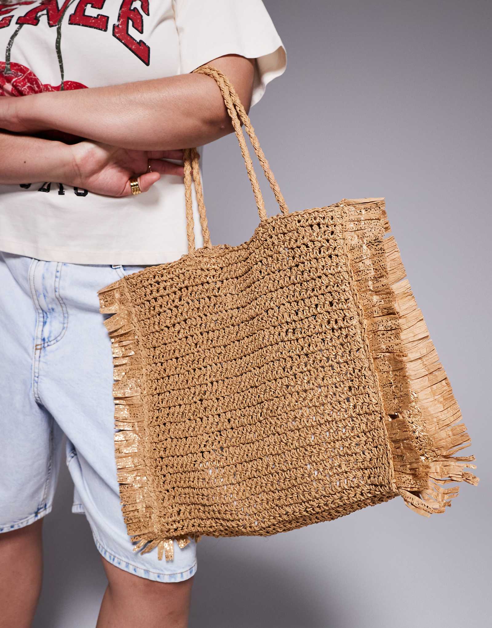 Пляжная сумка-тоут через плечо с потертым краем South Beach бежевого цвета 6590₽