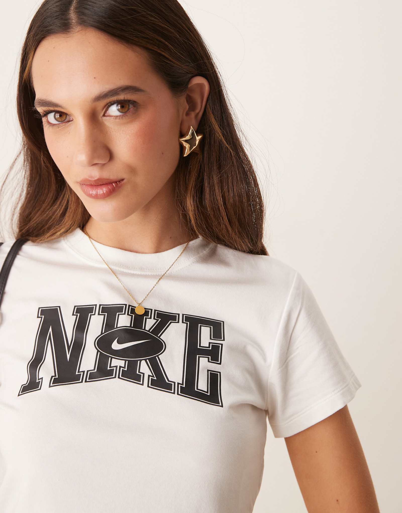 Укороченная футболка Nike Street с графическим рисунком кремового цвета 7090₽