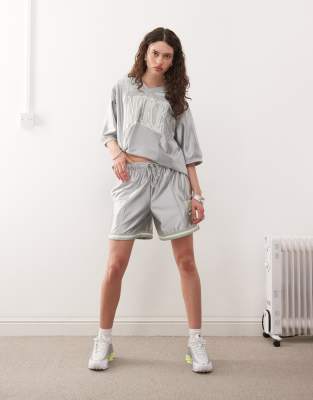 Атласные шорты Nike Street серого цвета