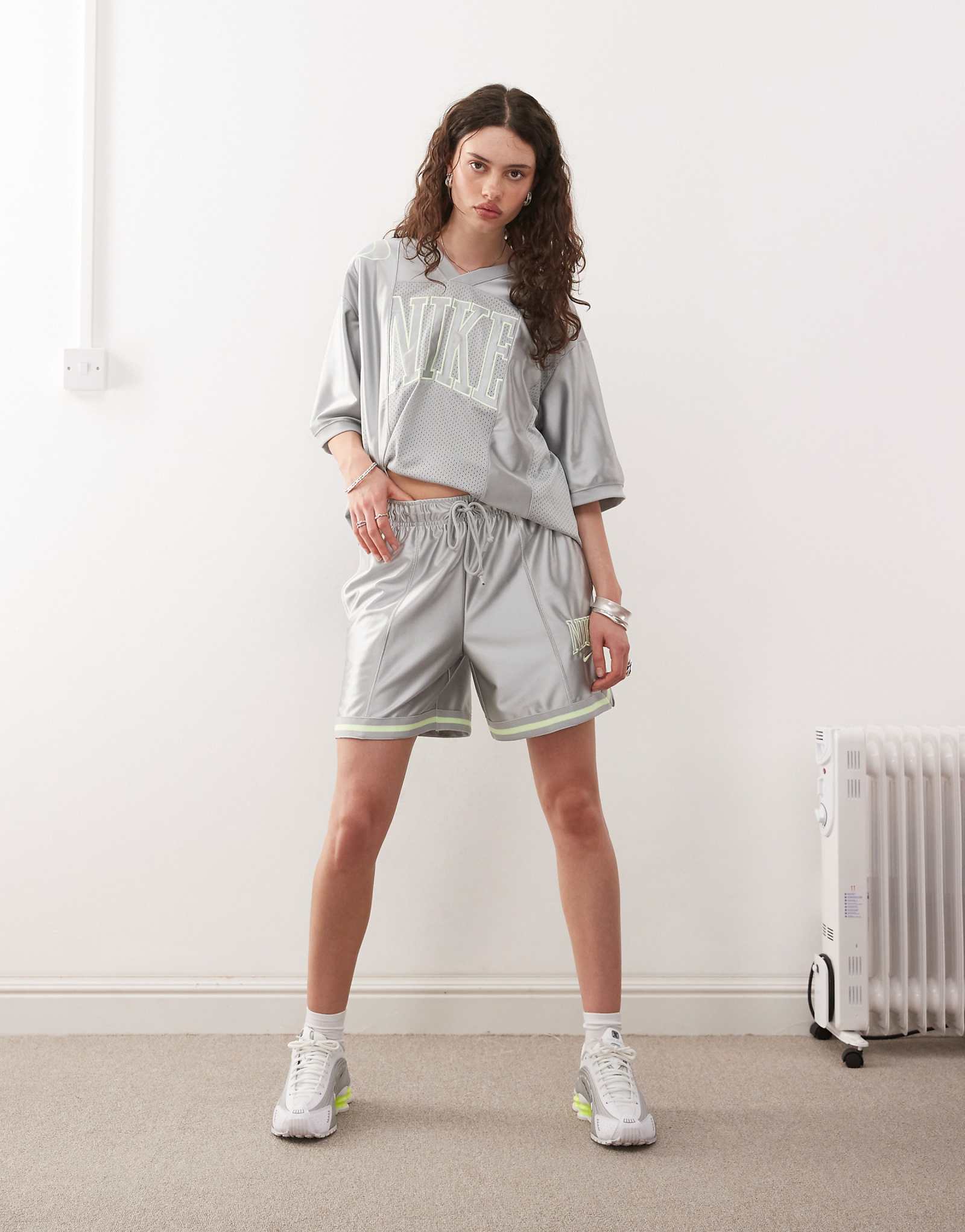 Атласные шорты Nike Street серого цвета 12290₽