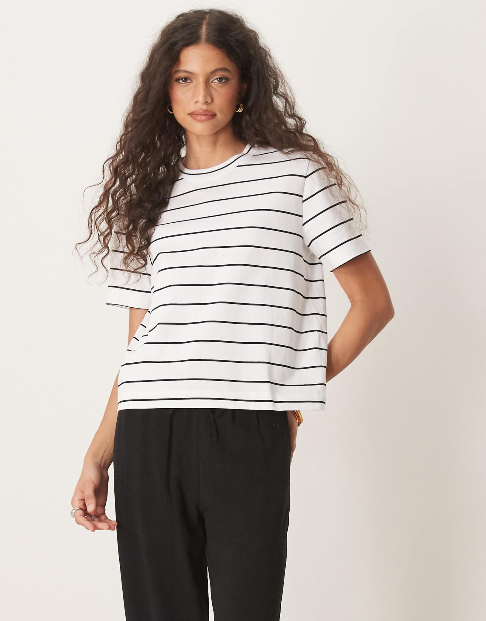 Выбранная женская футболка в тонкую белуючерную полоску 10390₽