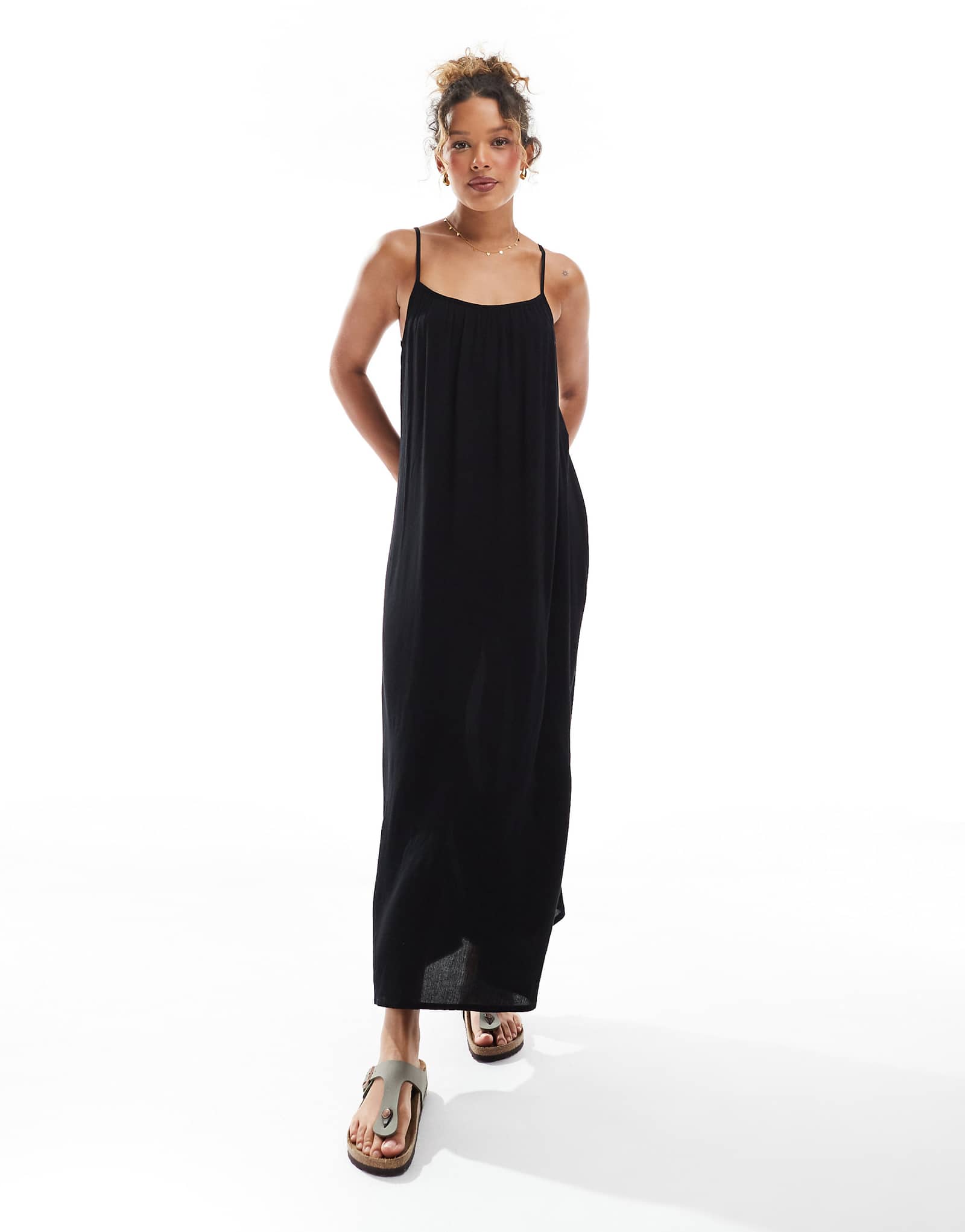 ЕДИНСТВЕННОЕ текстурированное макси-платье на бретельках черного цвета 10590₽