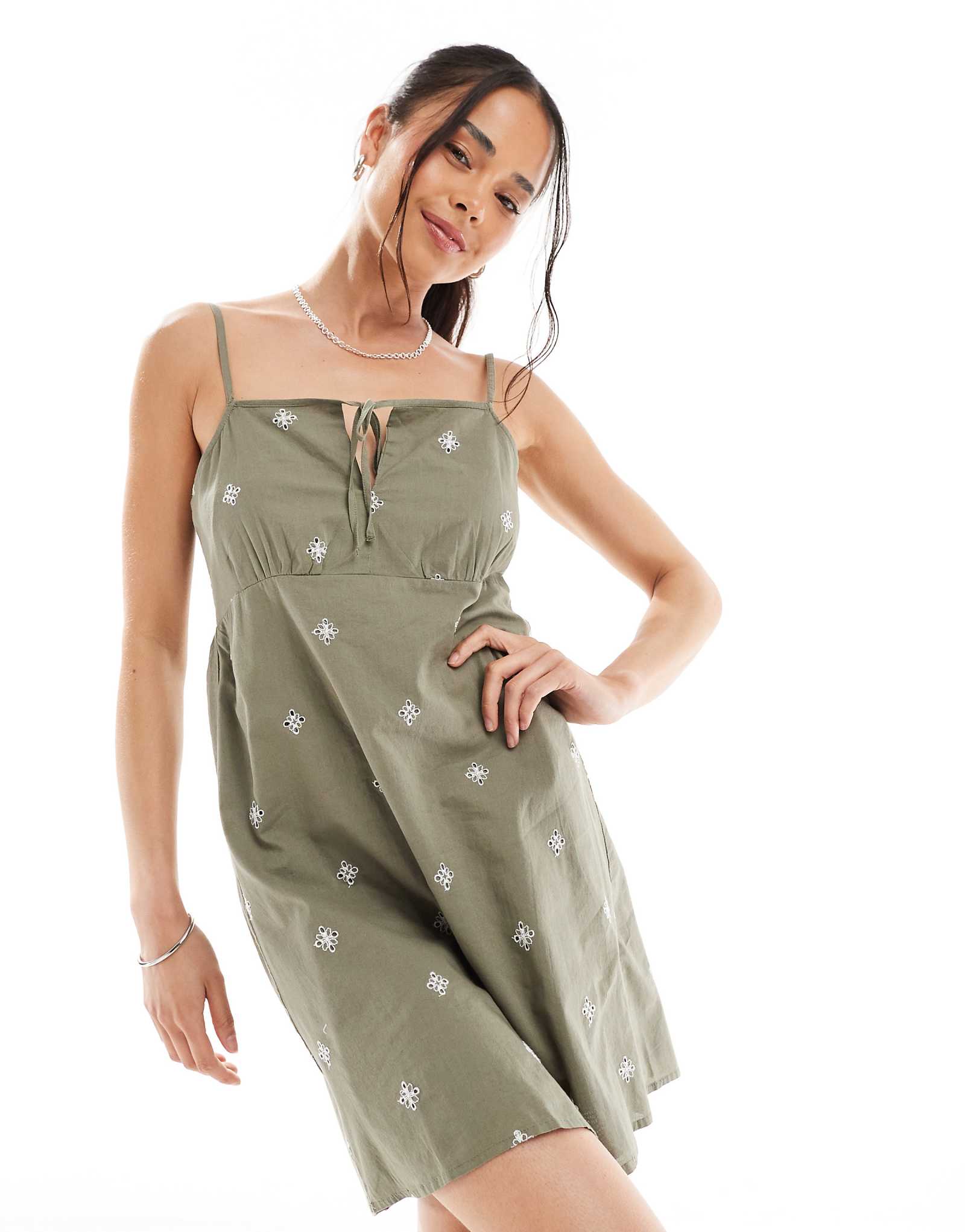 Мини-платье на бретелях с единственной вышитой деталью зеленого цвета хаки 4490₽