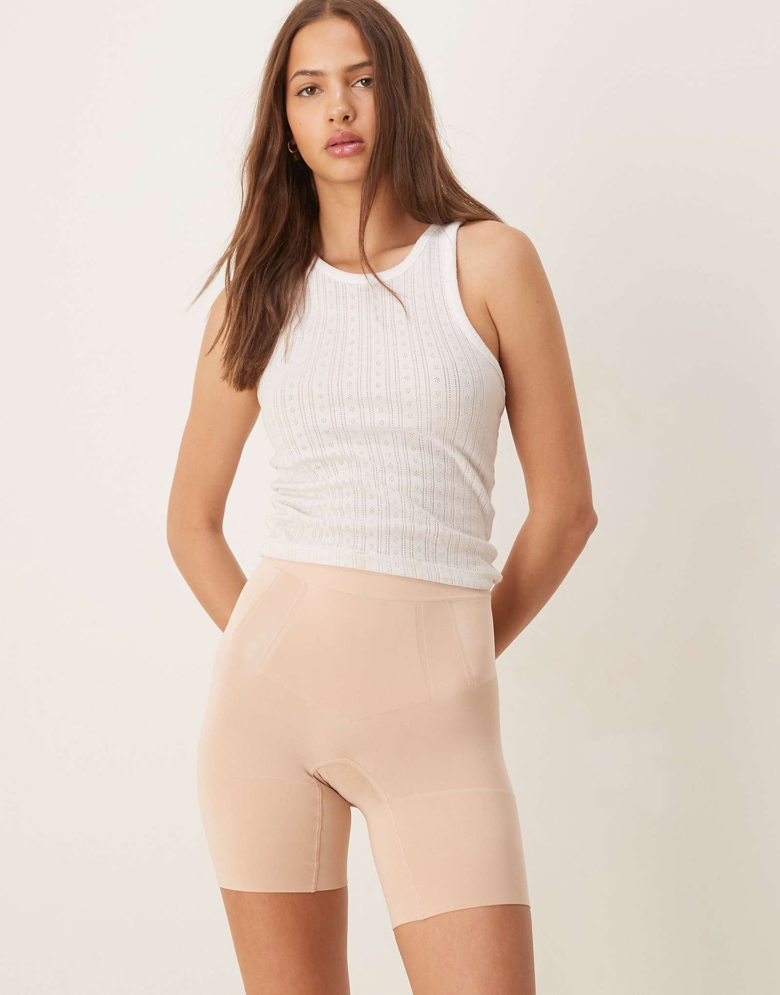 Шорты SPANXsculpt Oncore до середины бедра нежно-бежевого цвета 21990₽