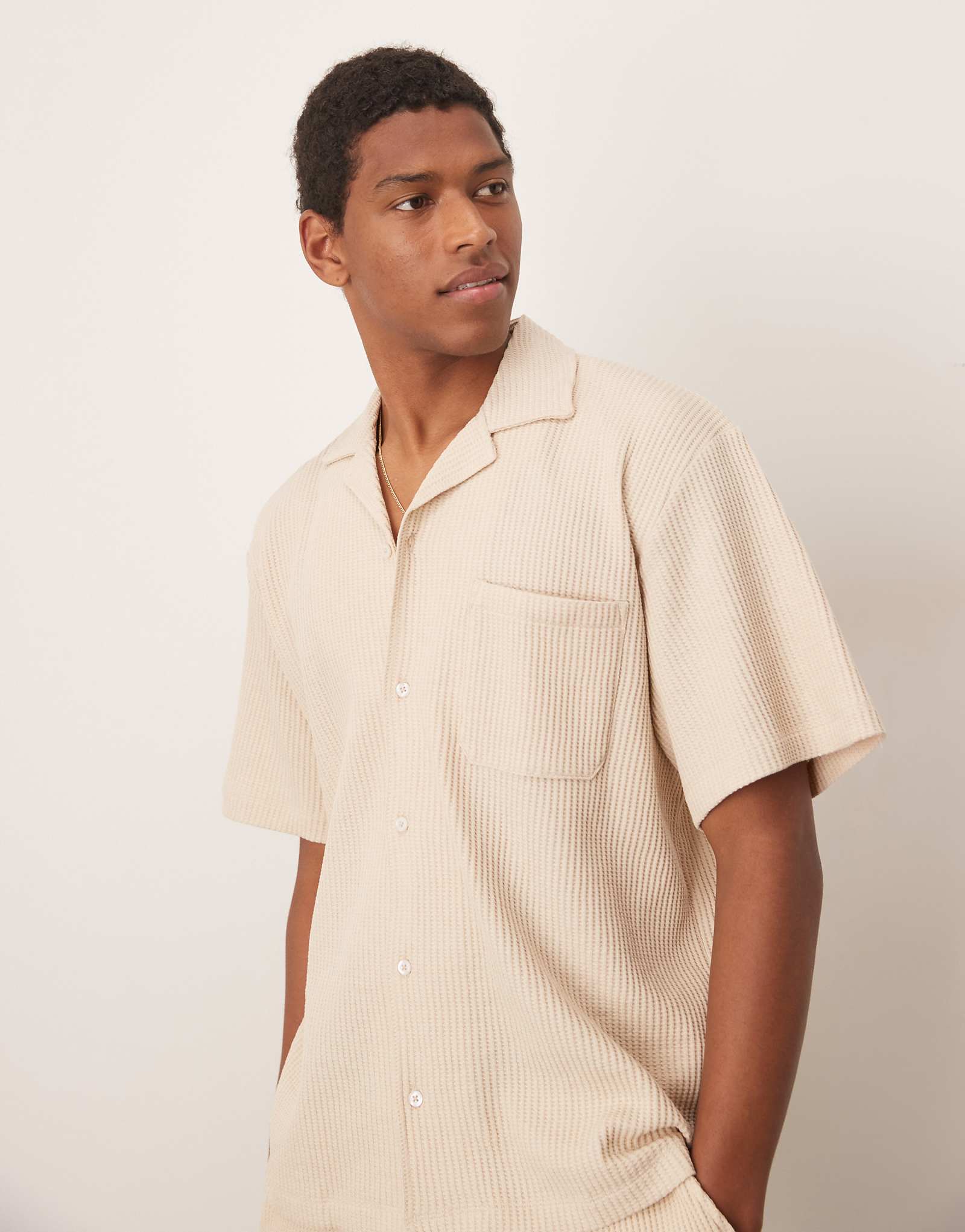 Рубашка из вафельного трикотажа с воротником Selected Homme camp кремового цвета - часть комплекта 13190₽
