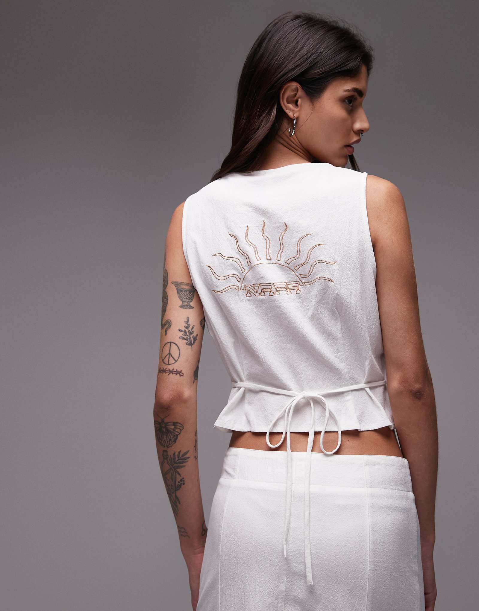 Укороченный жилет на пуговицах с рисунком сзади белого цвета - часть комплекта