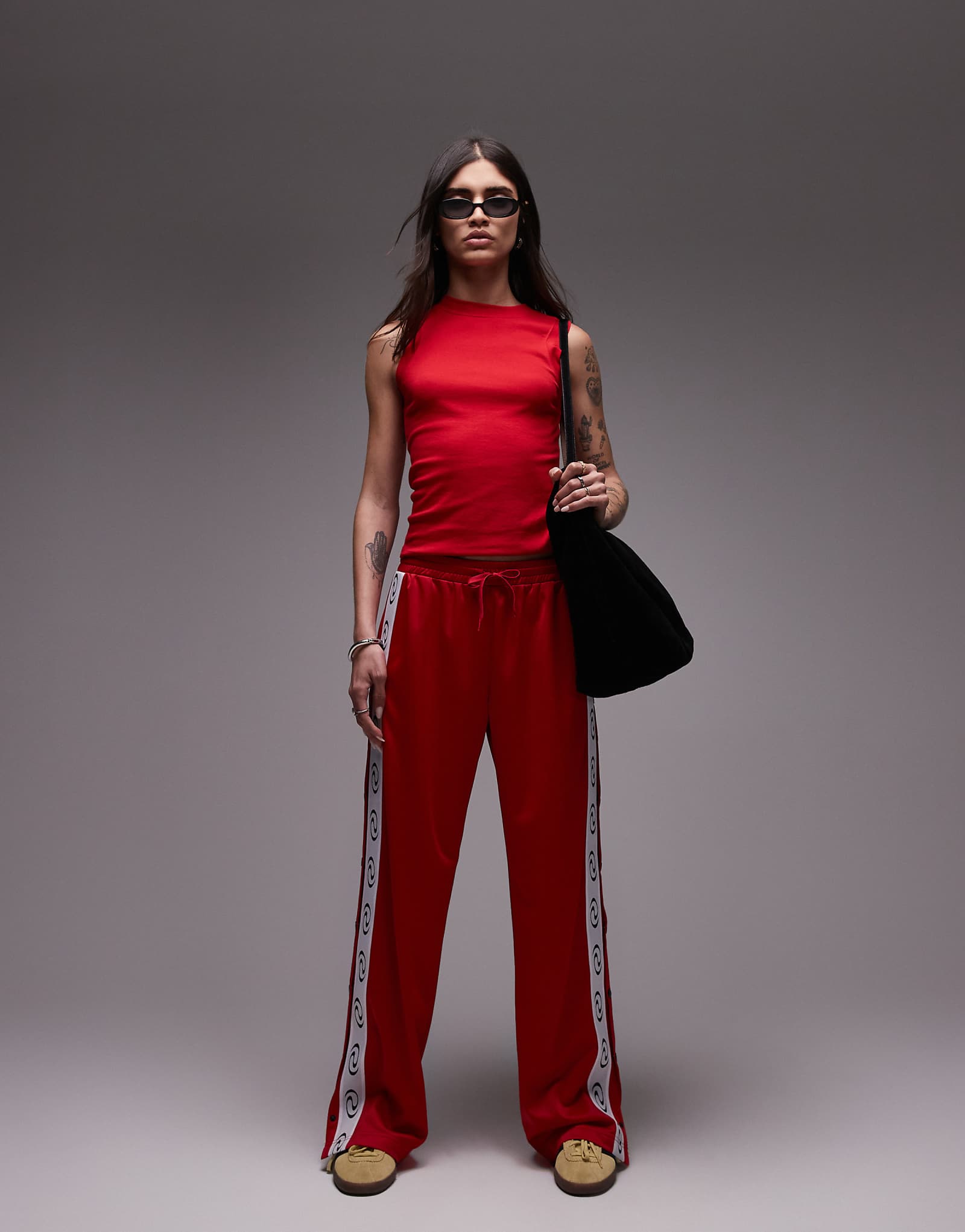 Спортивные брюки с прямыми штанинами в спортивном красном цвете