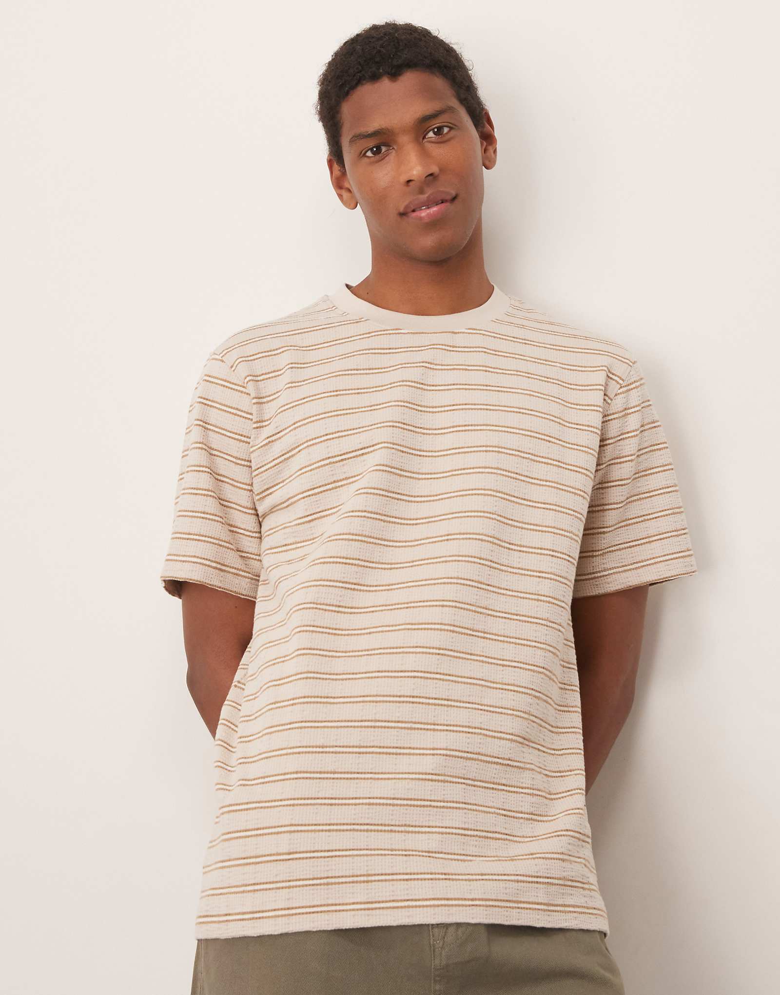 Трикотажная футболка Selected Homme в кремовую полоску 12890₽