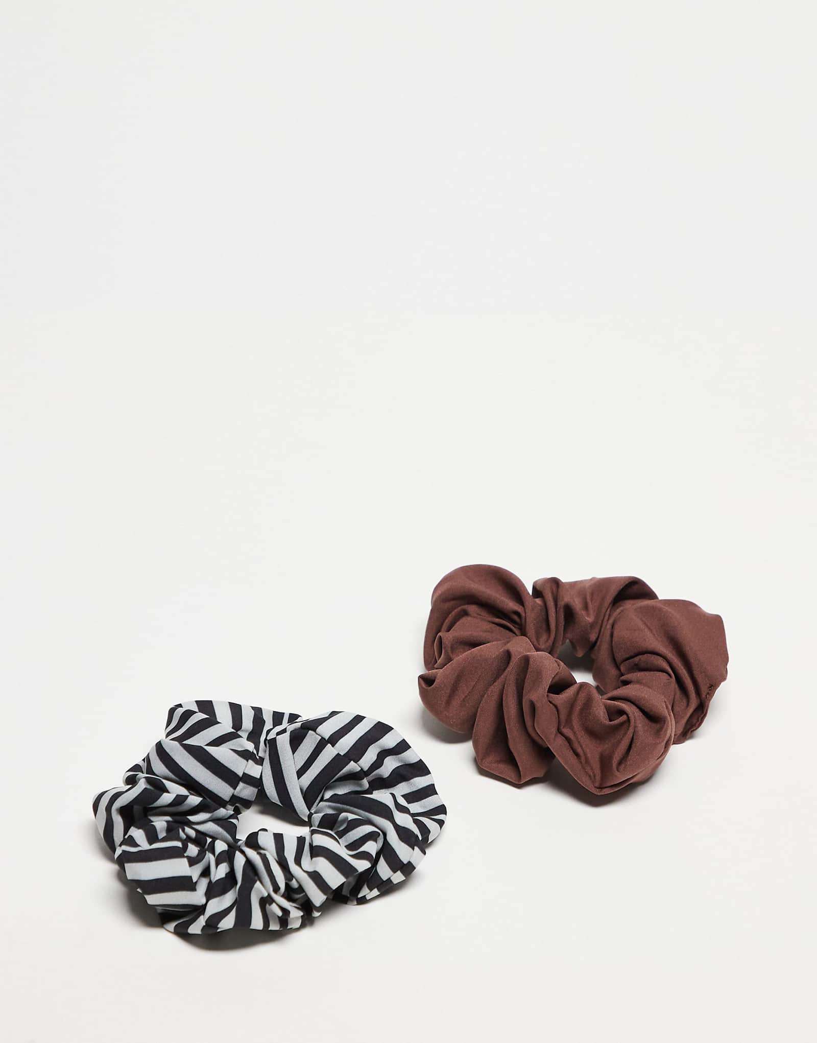 Кусочки 2 упаковки больших резинок для волос в шоколадную и черно-белую полоску 2490₽