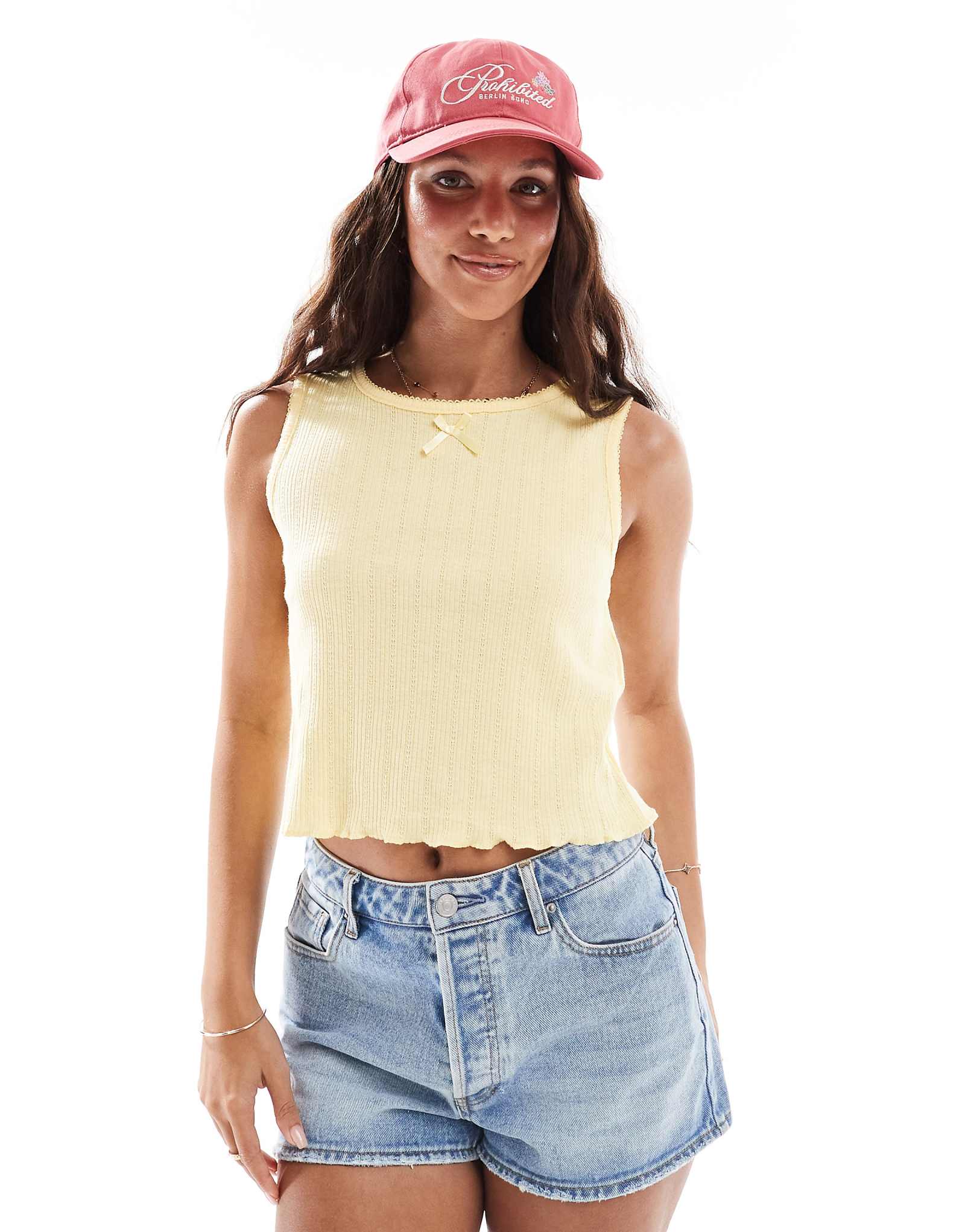 Укороченный топ-пуантель без рукавов с отделкой бантом бледно-бананового цвета 3990₽