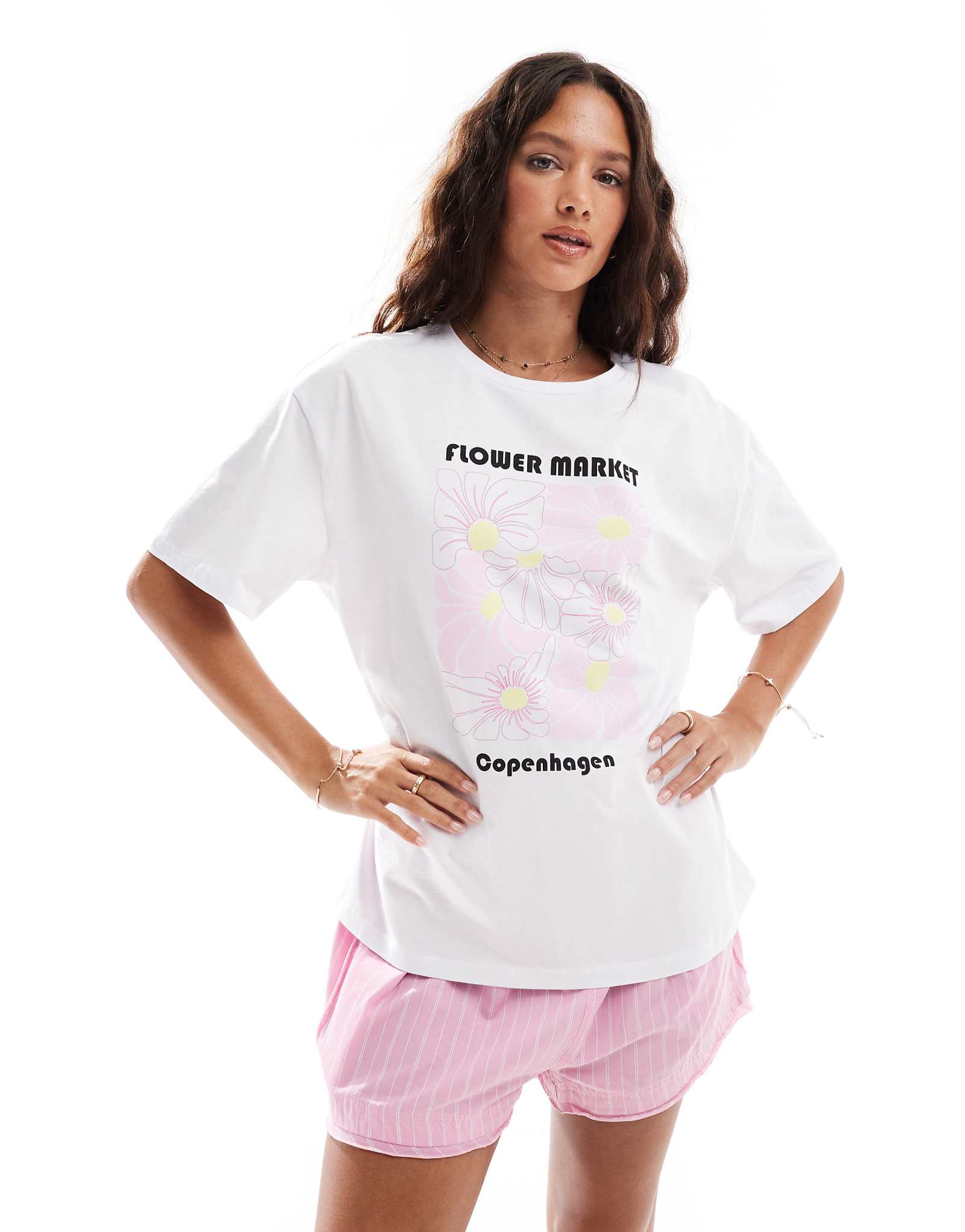 Футболка оверсайз Pieces с изображением цветочного рынка Копенгагена белого цвета 3390₽