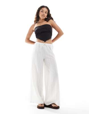 Широкие льняные брюки Stradivarius Petite в белую полоску