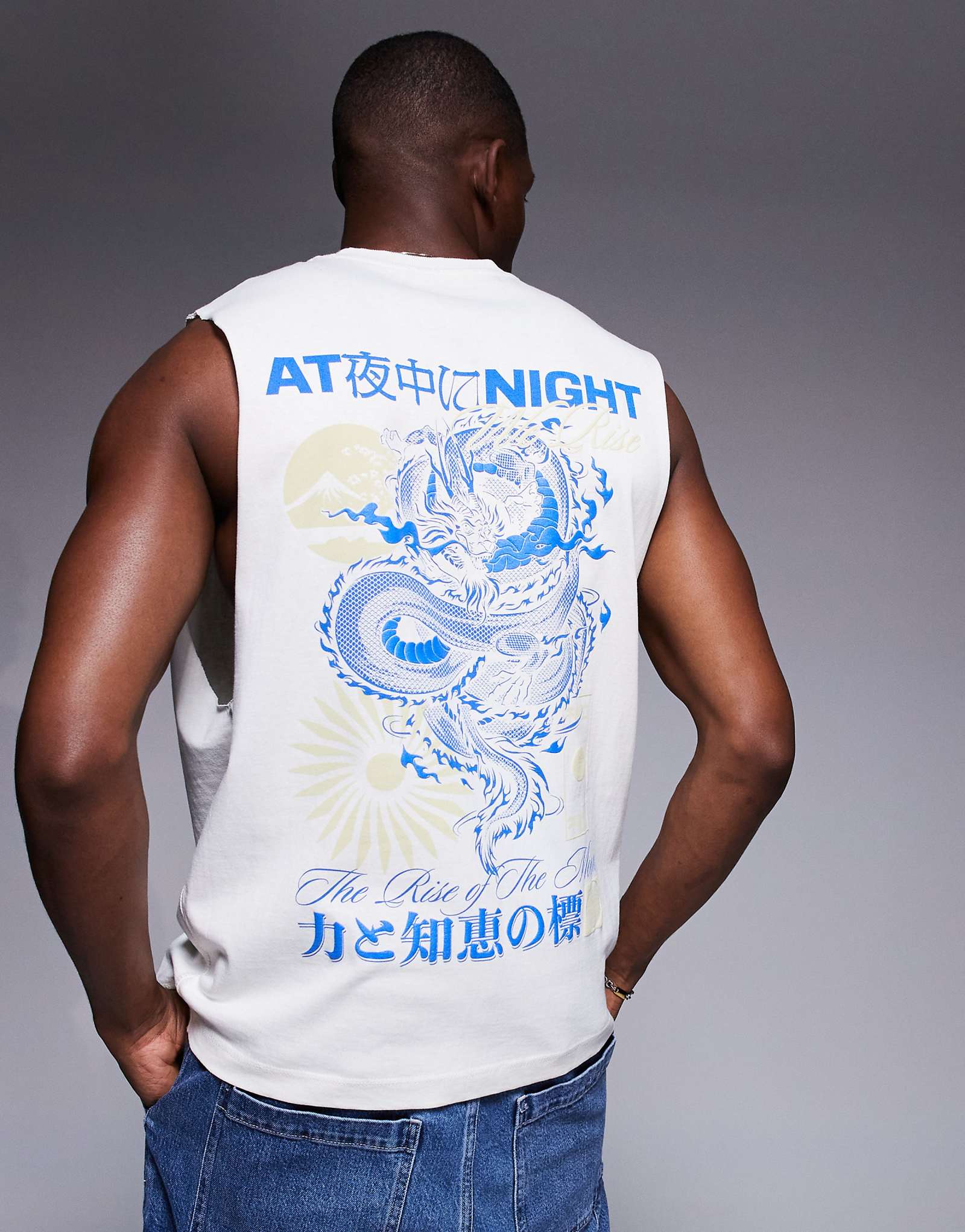 Майка с принтом в виде японской луны и дракона на спине River Island цвета экрю 8190₽